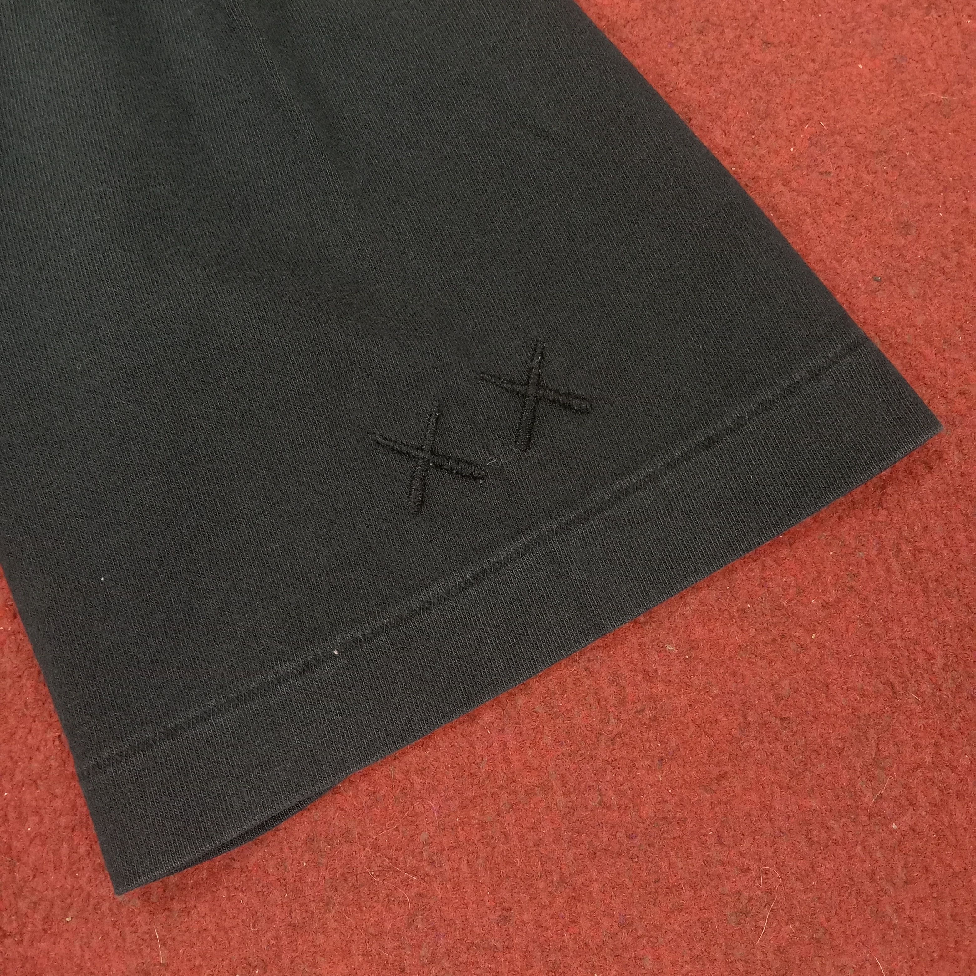Japanese Brand × Kaws × Uniqlo Kaws X Uniqlo Streetwear Tshirt Size US M / EU 48-50 / 2 - 6 Thumbnail
