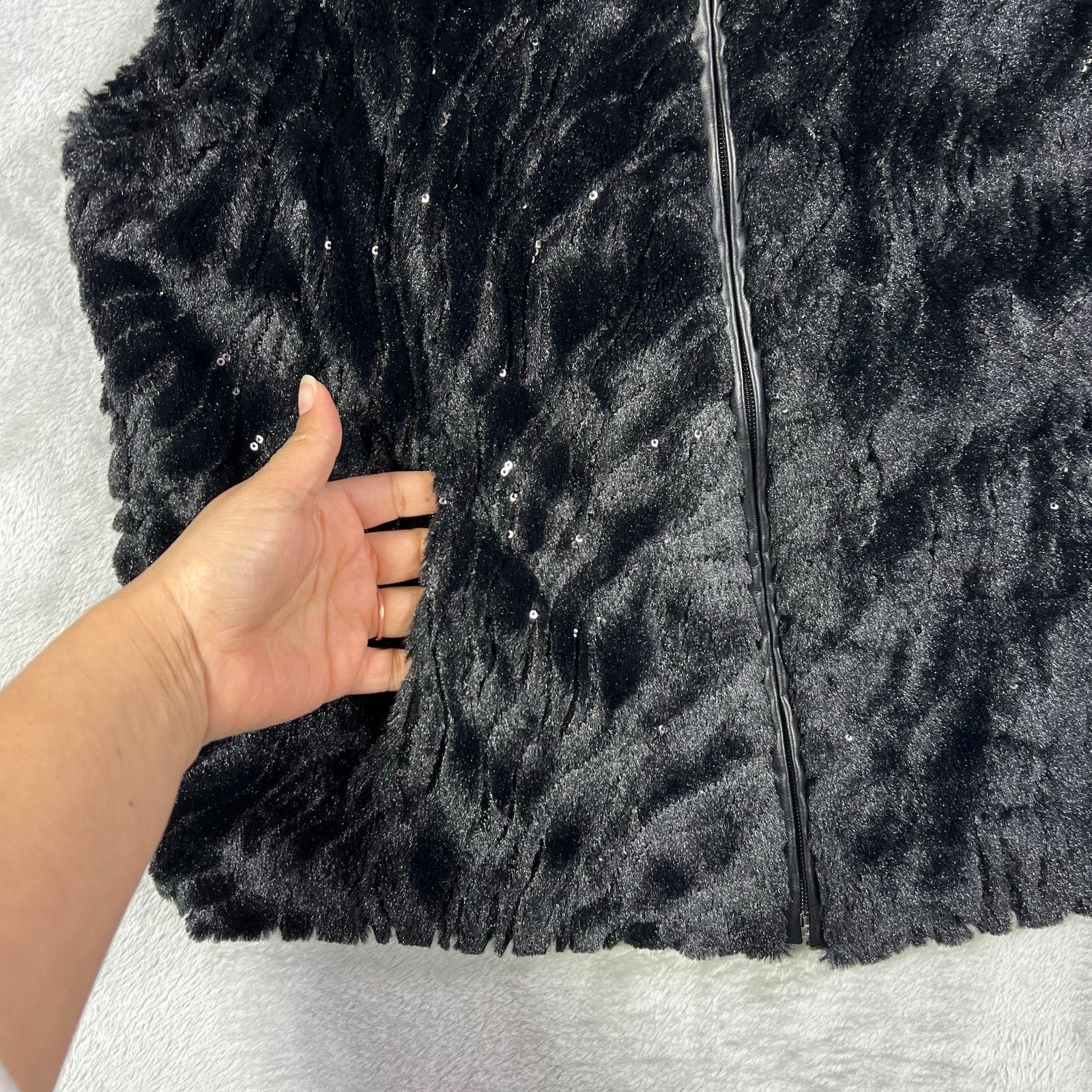 Betsey Johnson Betsey Johnson M Black Faux Fur Metalic Sequin Vest Full Zip Size M / US 6-8 / IT 42-44 - 4 Thumbnail