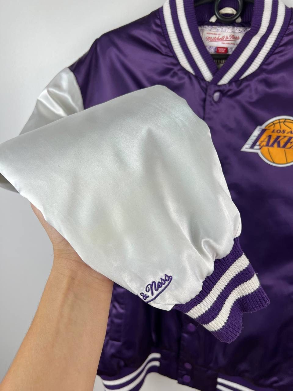 NBA Lakers Michell Ness NBA bomber jacket size L Size US L / EU 52-54 / 3 - 8 Thumbnail