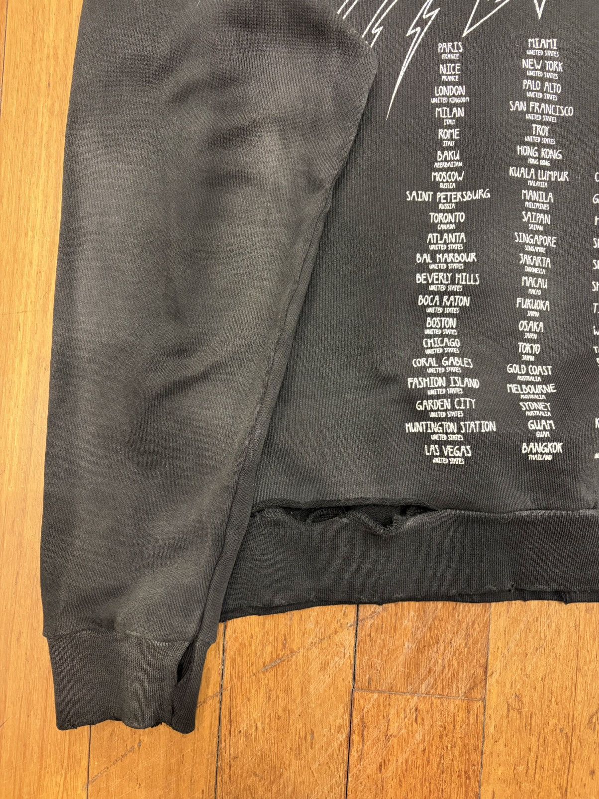 Givenchy Givenchy Distressed World Tour Crewneck Size US M / EU 48-50 / 2 - 3 Thumbnail