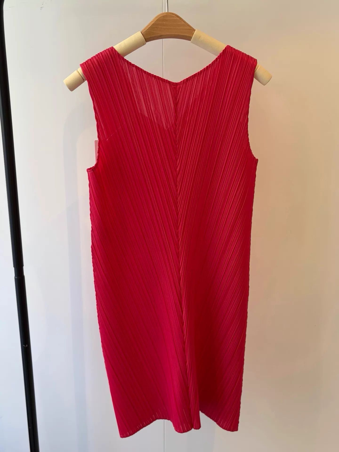 Issey Miyake Issey Miyake Magenta V-neck Sleeveless Dress NOS Size 3 Size L / US 10 / IT 46 - 3 Thumbnail