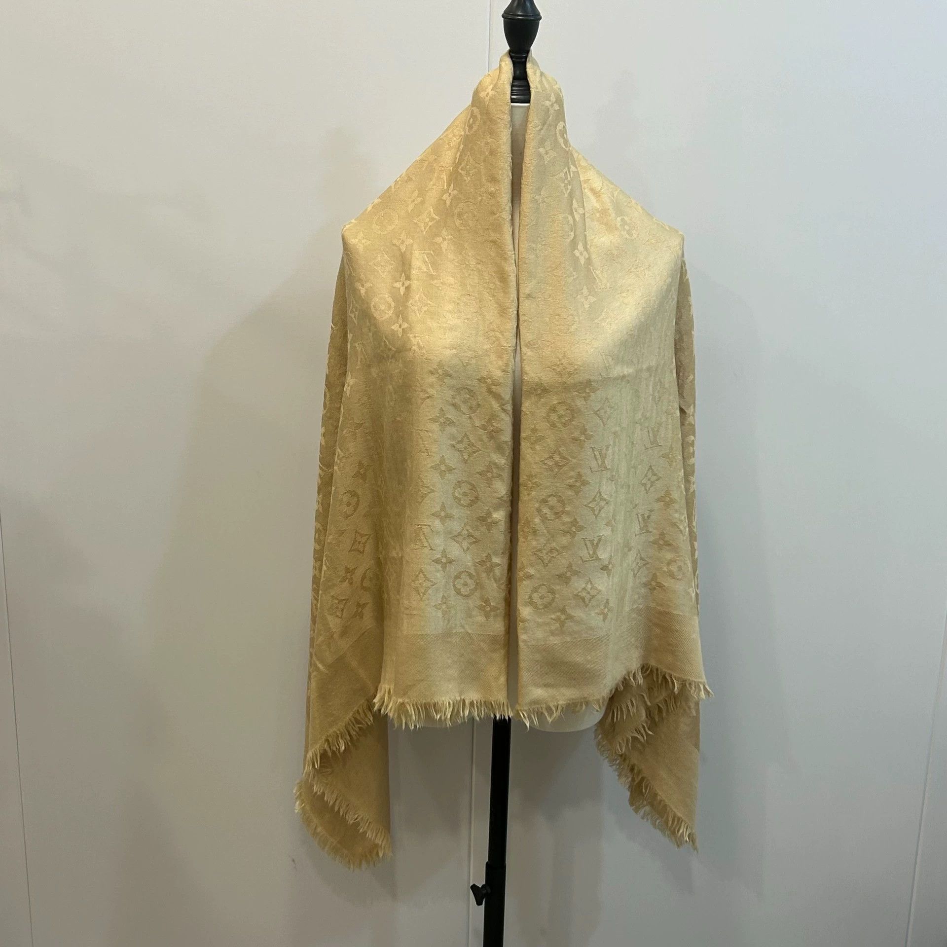 Louis Vuitton Louis Vuitton Monogram Silk Wool Shawl 140x140 Size ONE SIZE - 2 Thumbnail