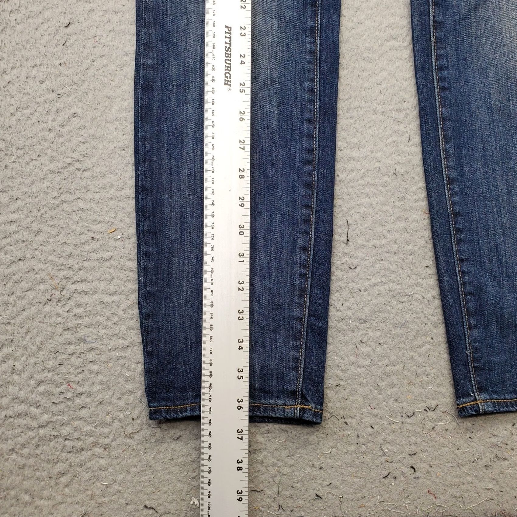 Old Navy Diva Jeans Womens 12S Blue Denim Whiskered Faded Skinny Leg Outdoor Old Navy Jeans Womens Size 12 Blue Denim Outdoor Skinny Womens Size 34" / US 12 / IT 48 - 3 Thumbnail
