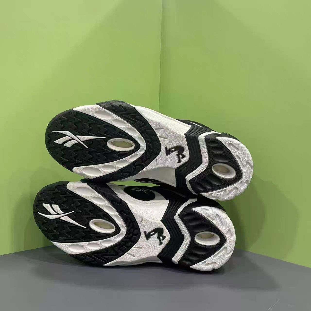Reebok Reebok Shaqnosis 'Black White' Basketball Shoes K15 Size US 9 / EU 42 - 8 Thumbnail