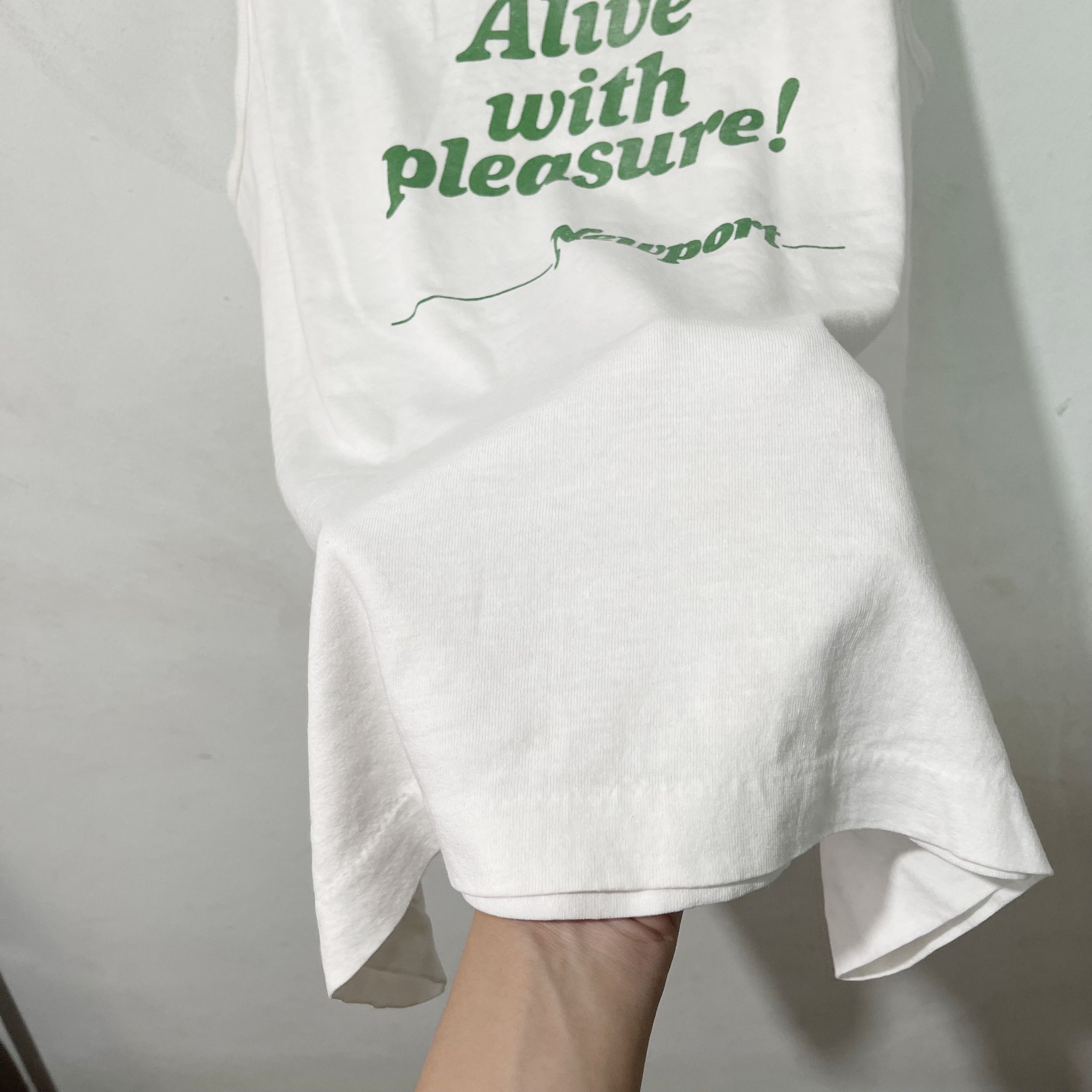 Vintage Vintage 90s Newport Alive With Pleasure Tank Top Shirt Size US L / EU 52-54 / 3 - 7 Thumbnail