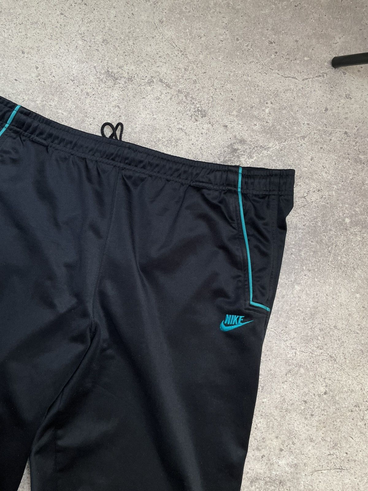 Nike Vintage Nike Tracksuit Suit Jacket And Pants 90s Big Swoosh Size US L / EU 52-54 / 3 - 8 Thumbnail