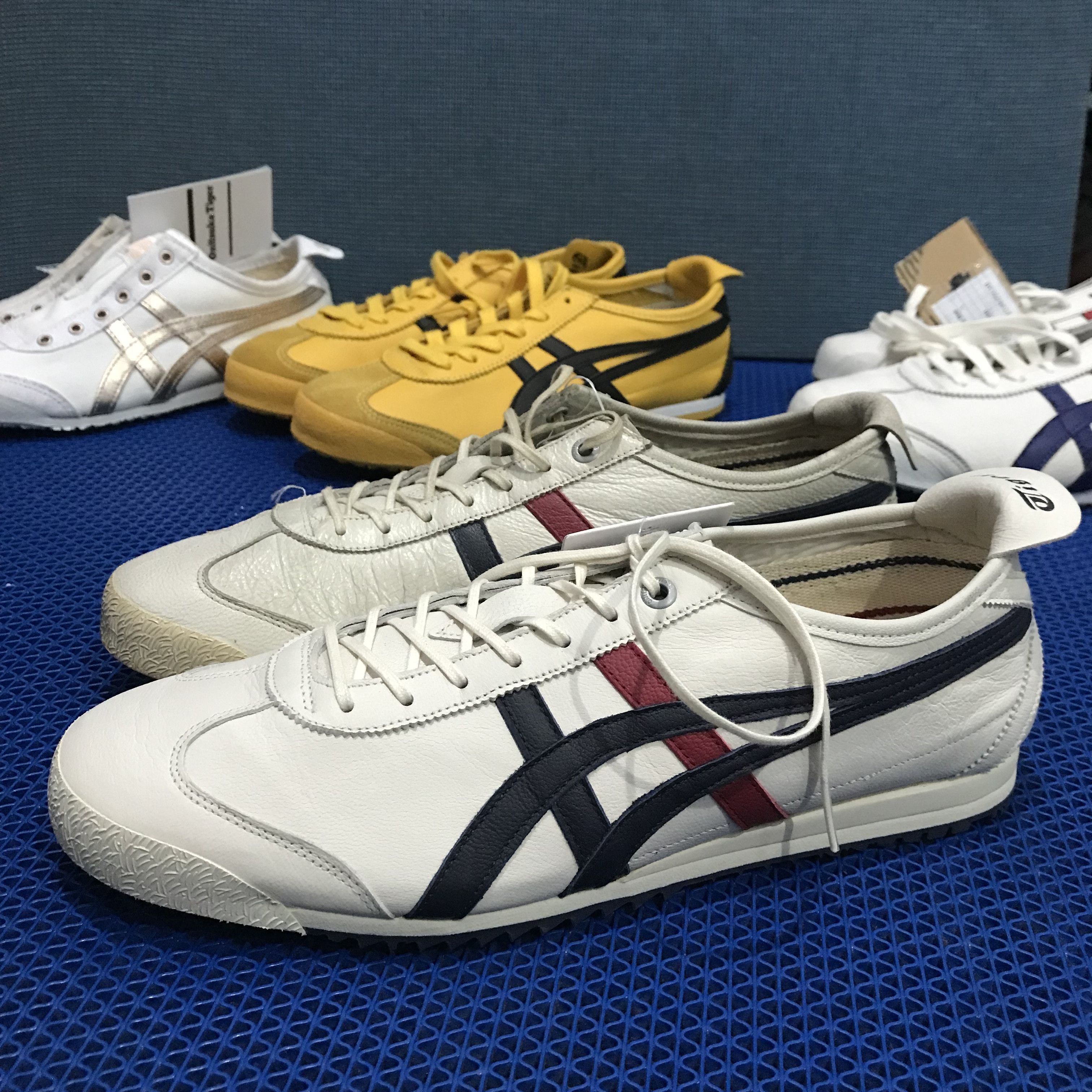 Onitsuka Tiger Onitsuka Tiger Cream peacoat Leather red and navy line Size US 10 / EU 43 - 3 Thumbnail