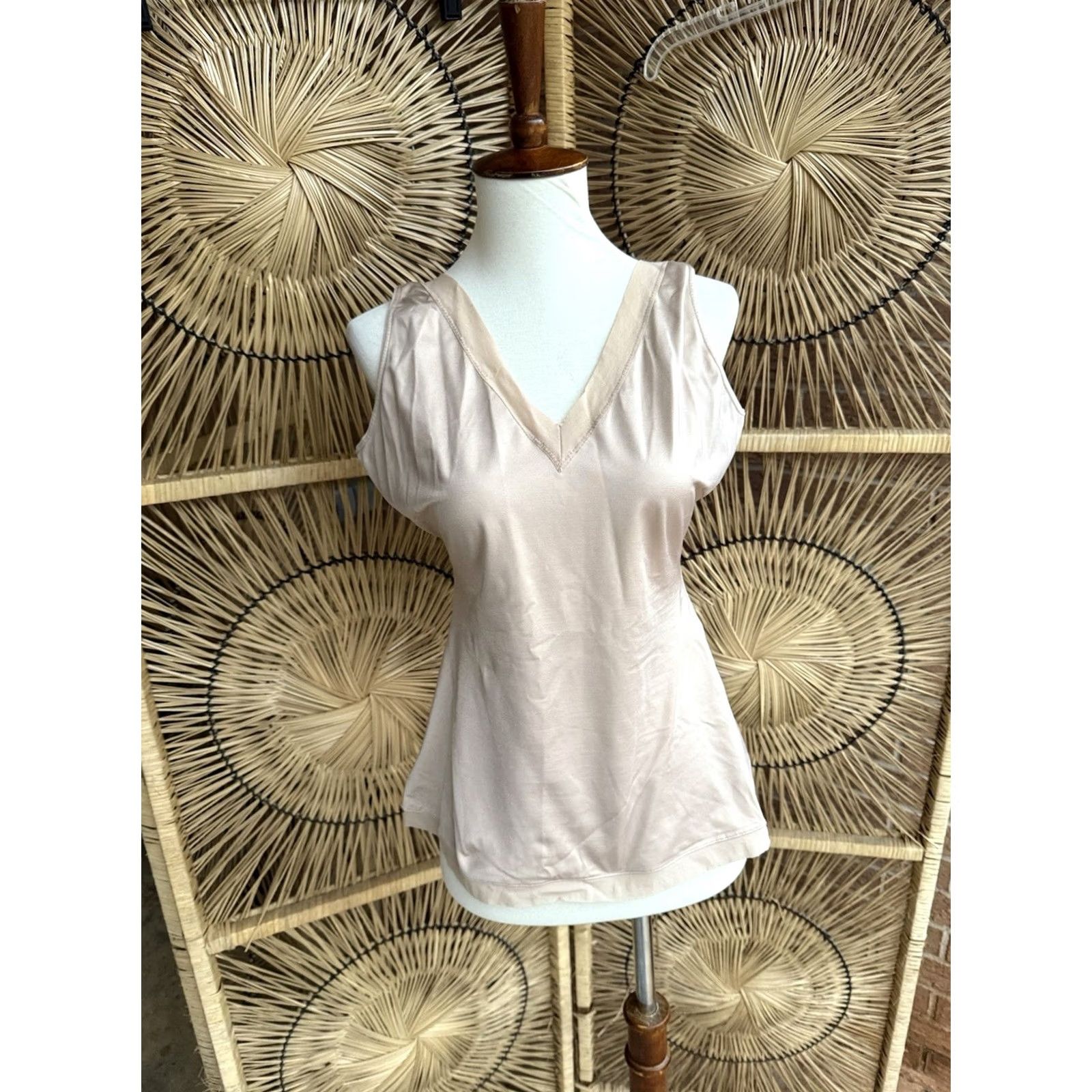 Spanx Spanx Alluring V Neck Blush Camisole XL Womens Tank Sleeveless Brown V-Neck / Spanx Camisole XL Women Blush V-Neck Tank Size ONE SIZE - 2 Thumbnail