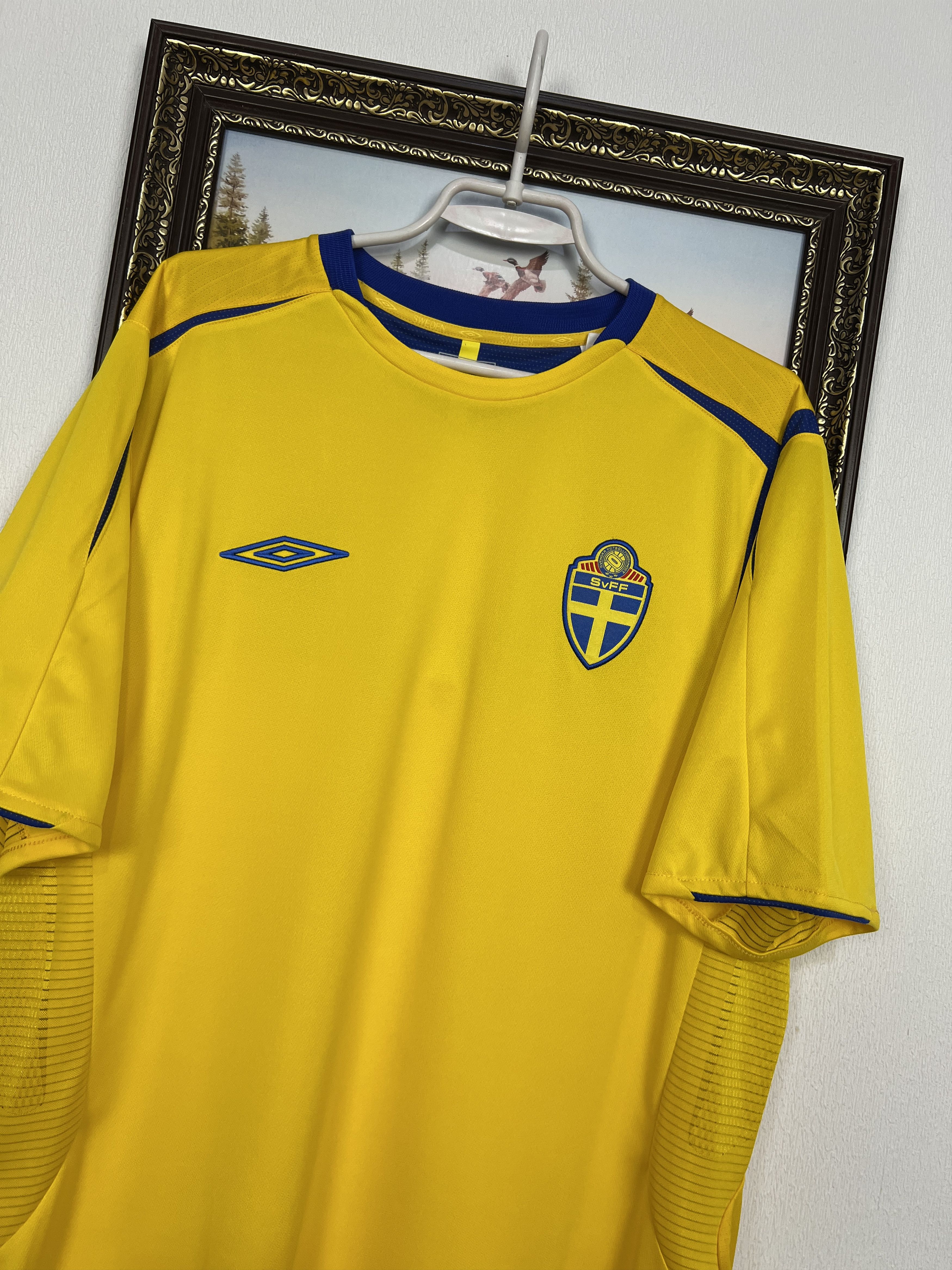 Umbro Sweden Home football shirt 2005 Soccer Umbro Jersey National Size US XL / EU 56 / 4 - 4 Thumbnail