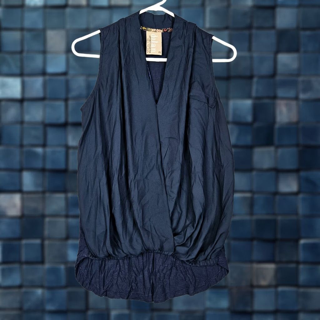 Vintage DOLAN LEFT COAST COLLECTION Women's Navy blue V-neck Drape Top XS Navy blue V-neck Top Womens XS Draped Blouse Dolan Left Coast Collection Size XS / US 0-2 / IT 36-38 - 1 Thumbnail