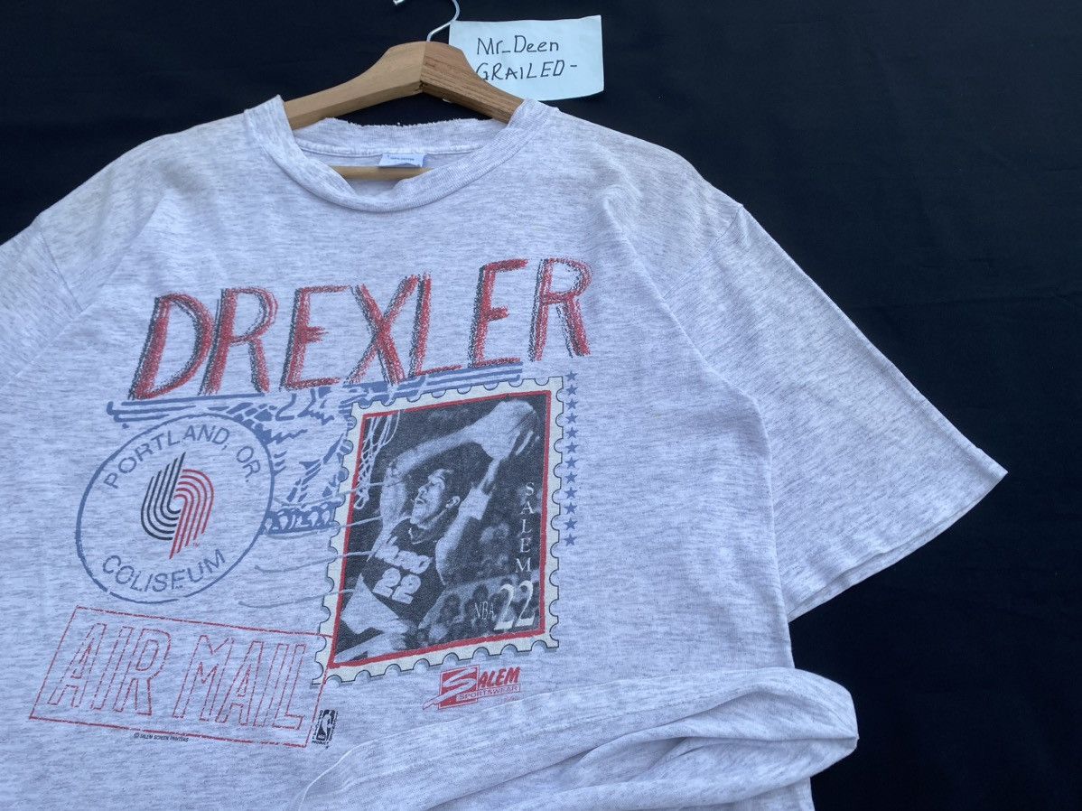 NBA Rare Vintage 90s Clyde Drexler NBA Tshirt Size US L / EU 52-54 / 3 - 17 Thumbnail