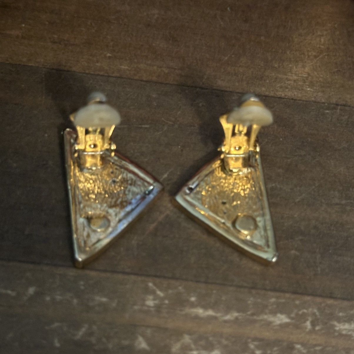 Vintage Vintage gold tone paved wavy triangle clip on earrings Size ONE SIZE - 2 Thumbnail