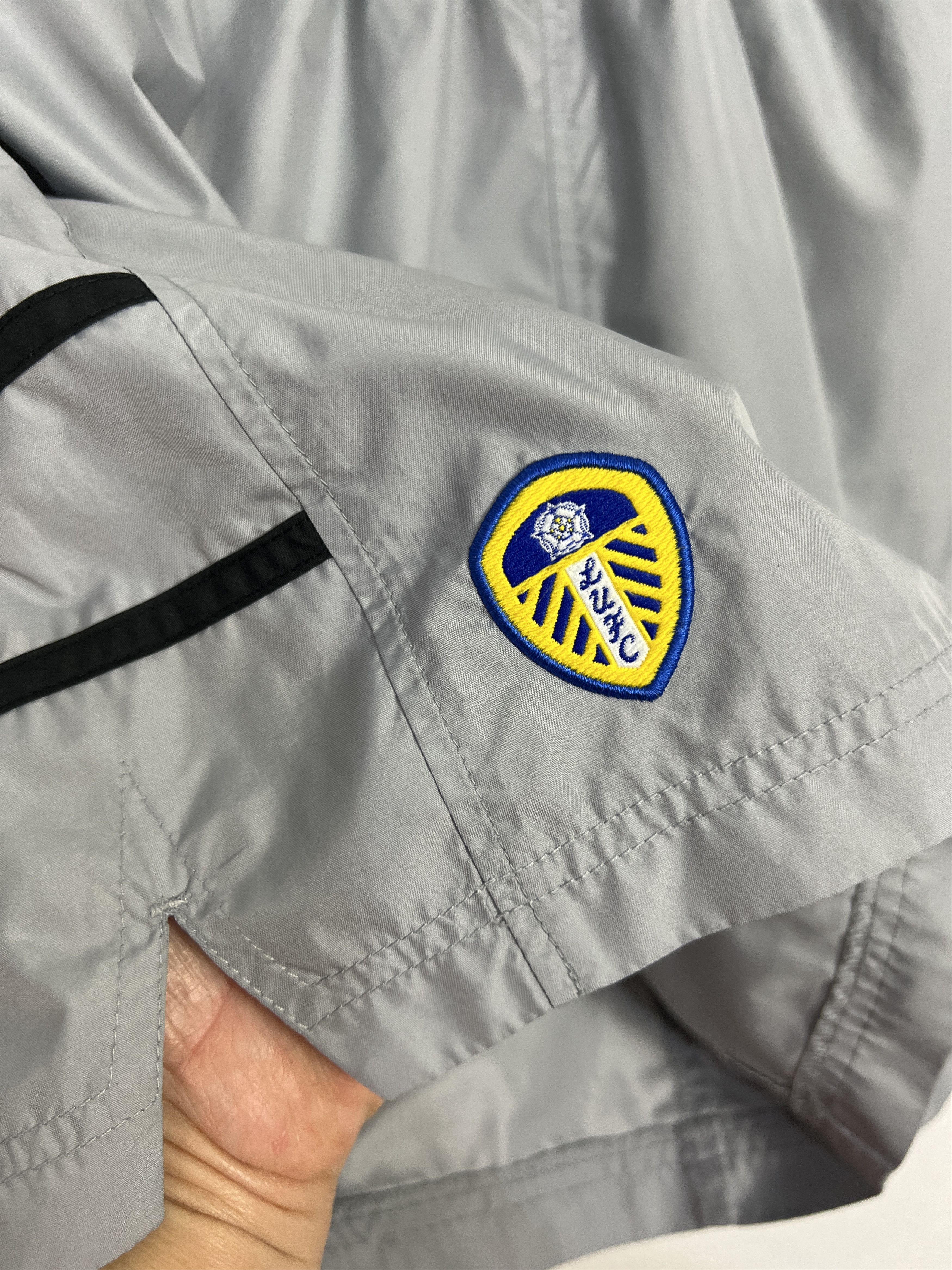 Nike Vintage Nike Leeds United Football Shorts Soccer Mens L Size US 34 / EU 50 - 2 Thumbnail