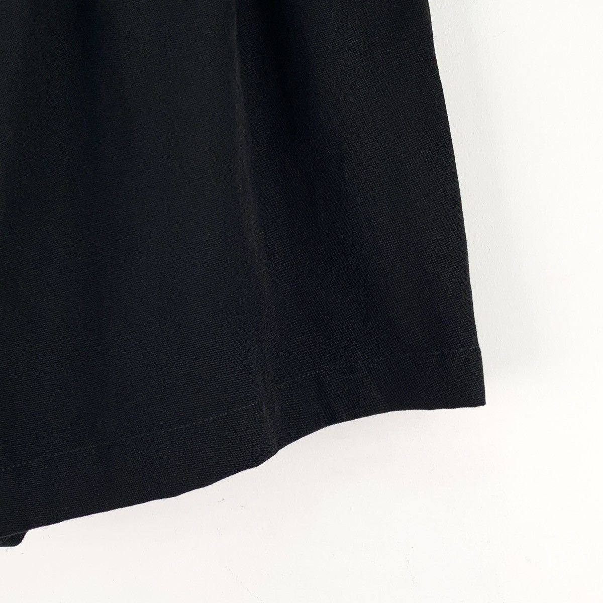 Givenchy Givenchy Black Wool Shorts With Gold Buttons K26WX Size 25" / US 0 / IT 36 - 4 Thumbnail