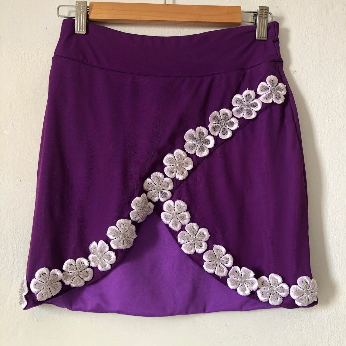 Vintage Vintage Y2K Purple Wrap Mini Skirt with Floral Appliqué Size 27" / US 4 / IT 40 - 9 Thumbnail