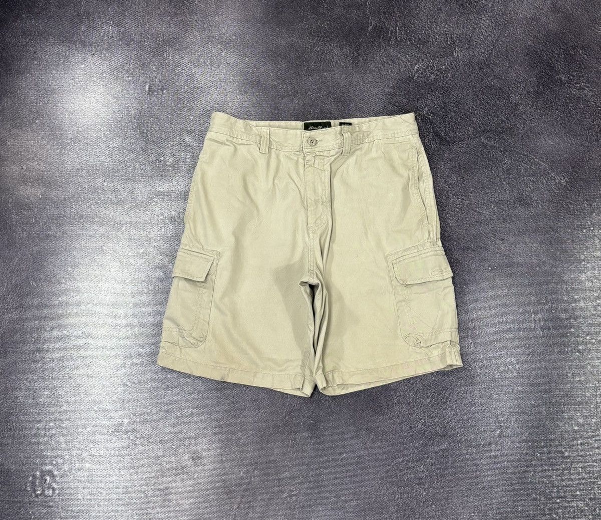 Eddie Bauer Vintage Eddie Bauer Y2K 2000s Beige Hype Cargo Shorts Size US 33 - 1 Thumbnail