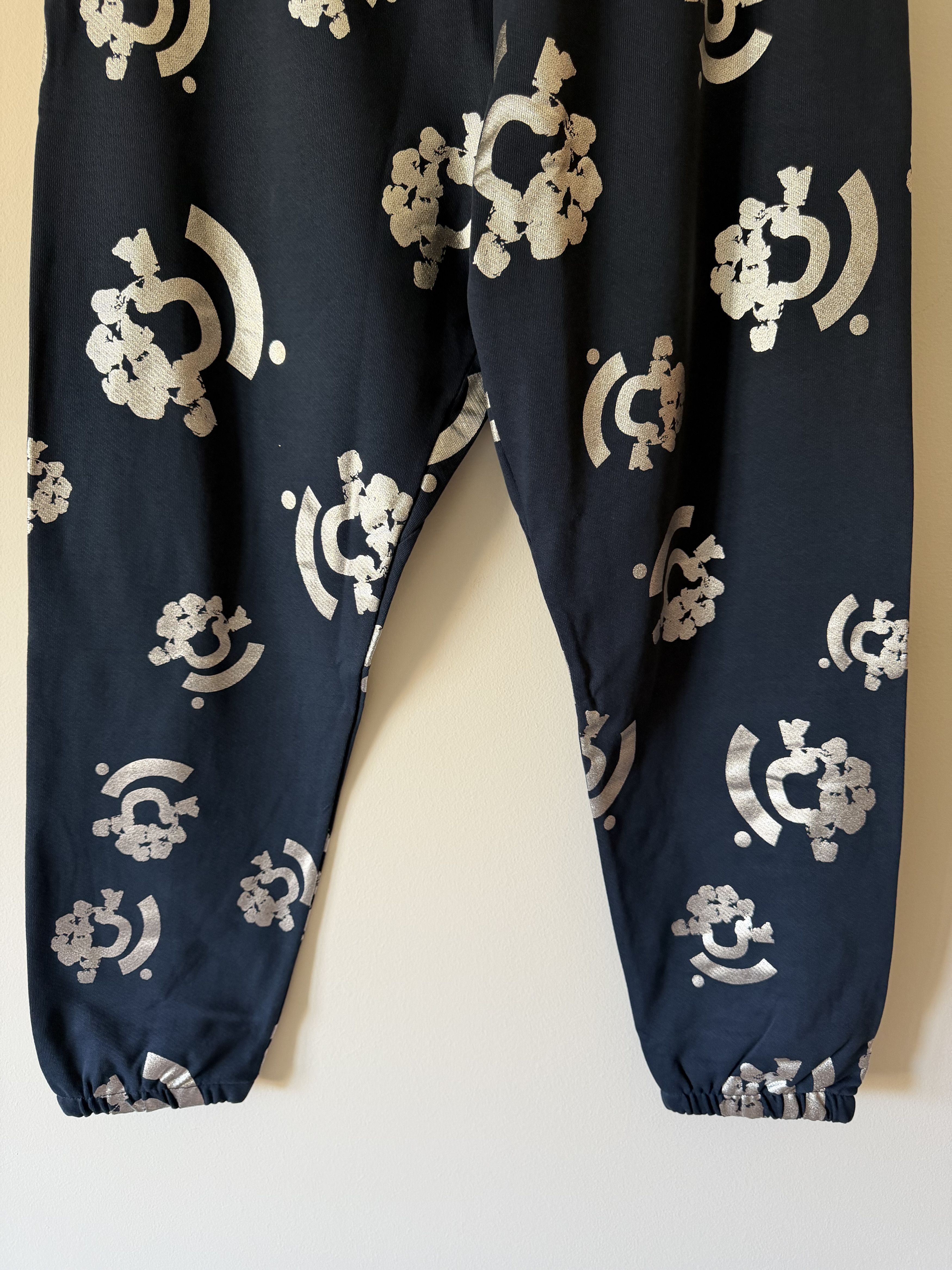 (B).Stroy × DENIM TEARS B.Stroy Denim Tears Silver Print Sweatpants in Blue Size US 34 / EU 50 - 3 Thumbnail
