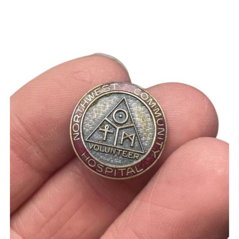 Other VINTAGE NORTHWEST COMMUNITY HOSPITAL VOLUNTEER CIRCULAR PIN Size ONE SIZE - 3 Thumbnail