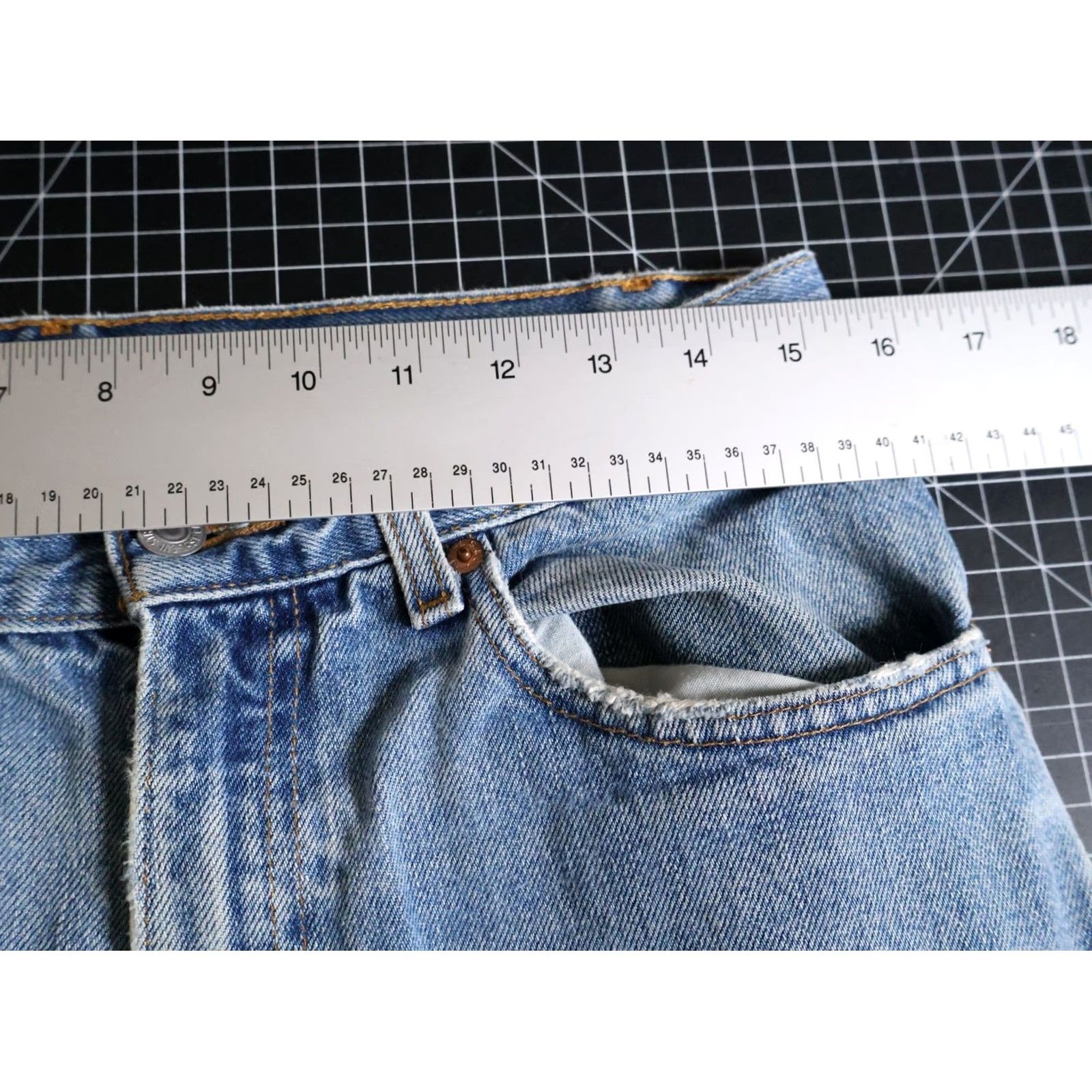 Levi's VINTAGE Levi's 512 Jeans Slim Tapered 31 x 31 Blue Denim Men 2000s 90s Grunge Retro Hipster Classic Jeans Mens Size US 31 - 6 Thumbnail
