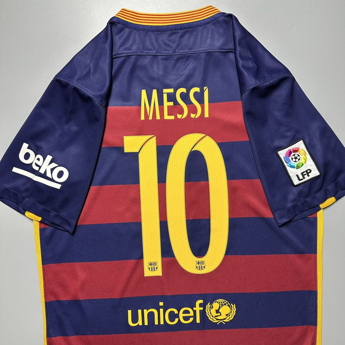 Nike BARCELONA NIKE 2015/2016 FOOTBALL HOME JERSEY #10 MESSI Size US M / EU 48-50 / 2 - 12 Thumbnail