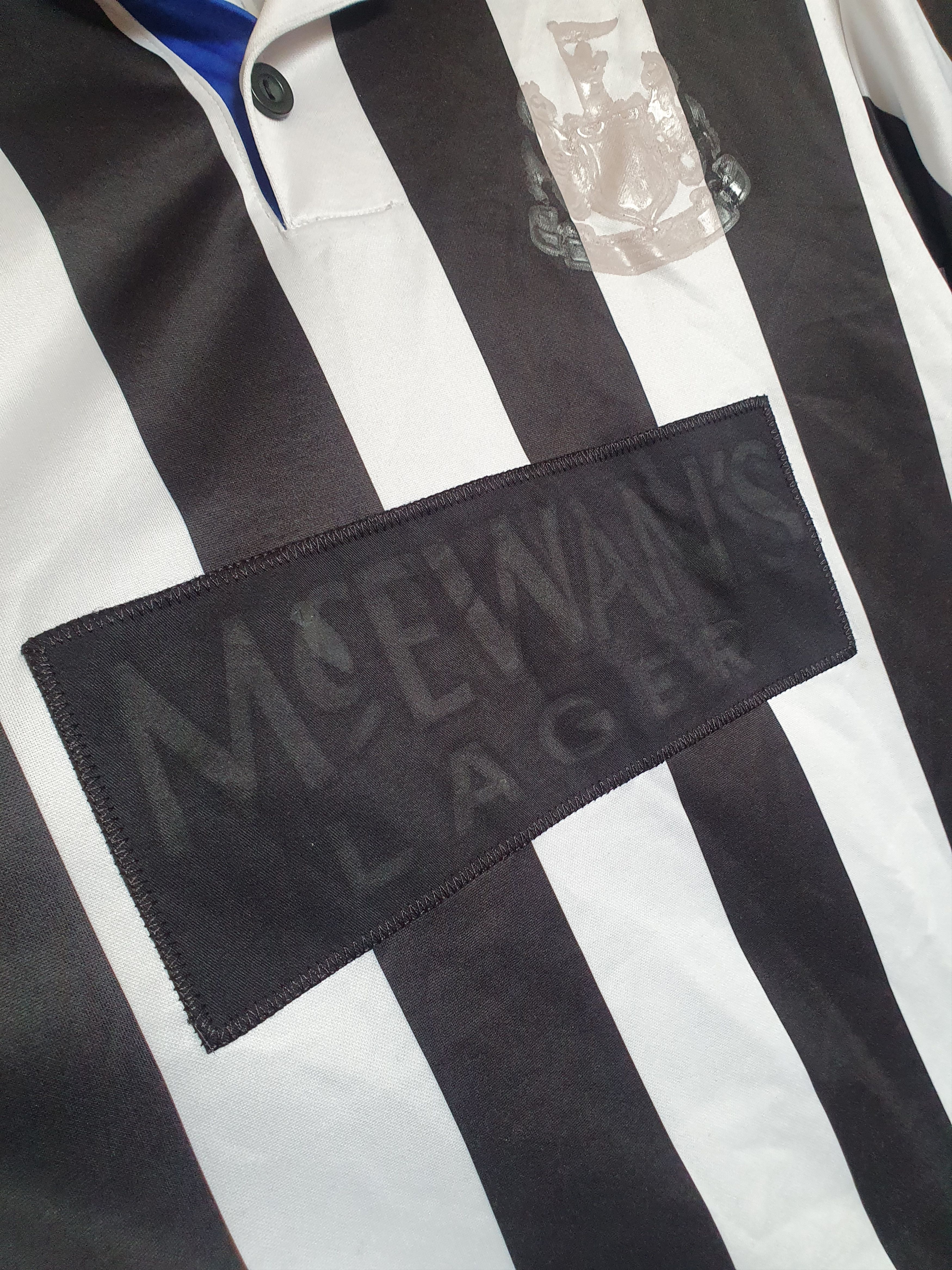 Other Newcastle United Score Draw Official Retro Jersey sz M Size US M / EU 48-50 / 2 - 3 Thumbnail