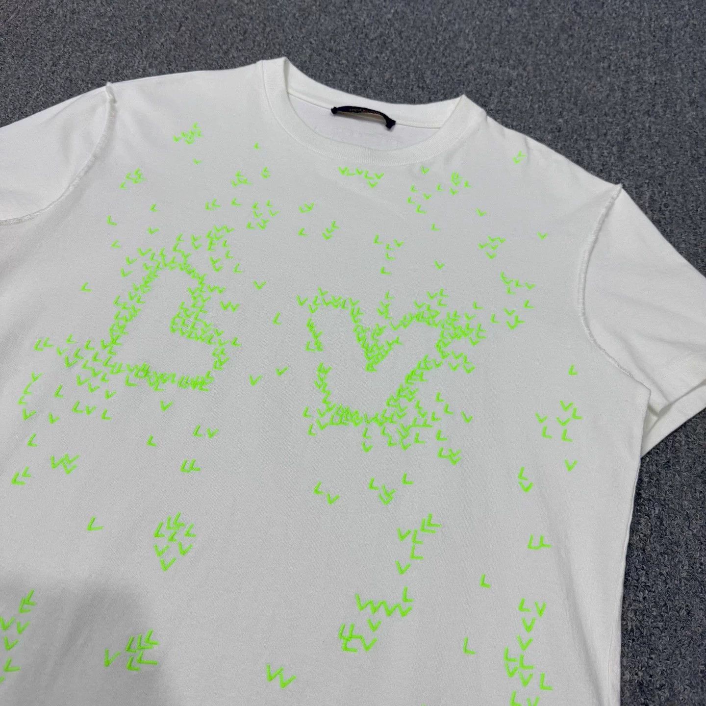 Louis Vuitton LV white/green embroidered plane logo short-sleeve L 95new Size L / US 10 / IT 46 - 3 Thumbnail