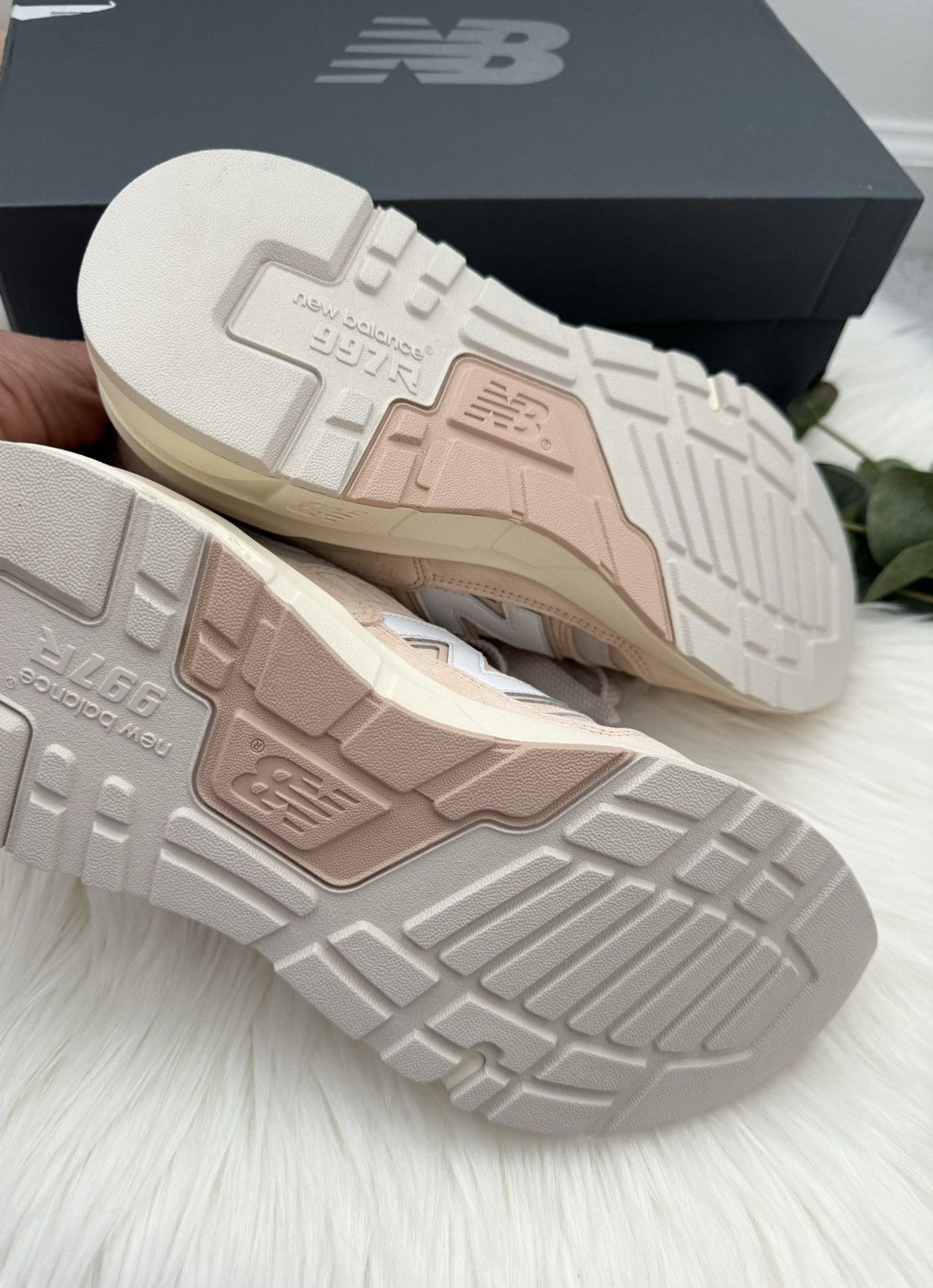 New Balance New Balance 997R Sneakers in Light Peach, Size 9.4 Size US 9.5 / IT 39.5 - 7 Thumbnail