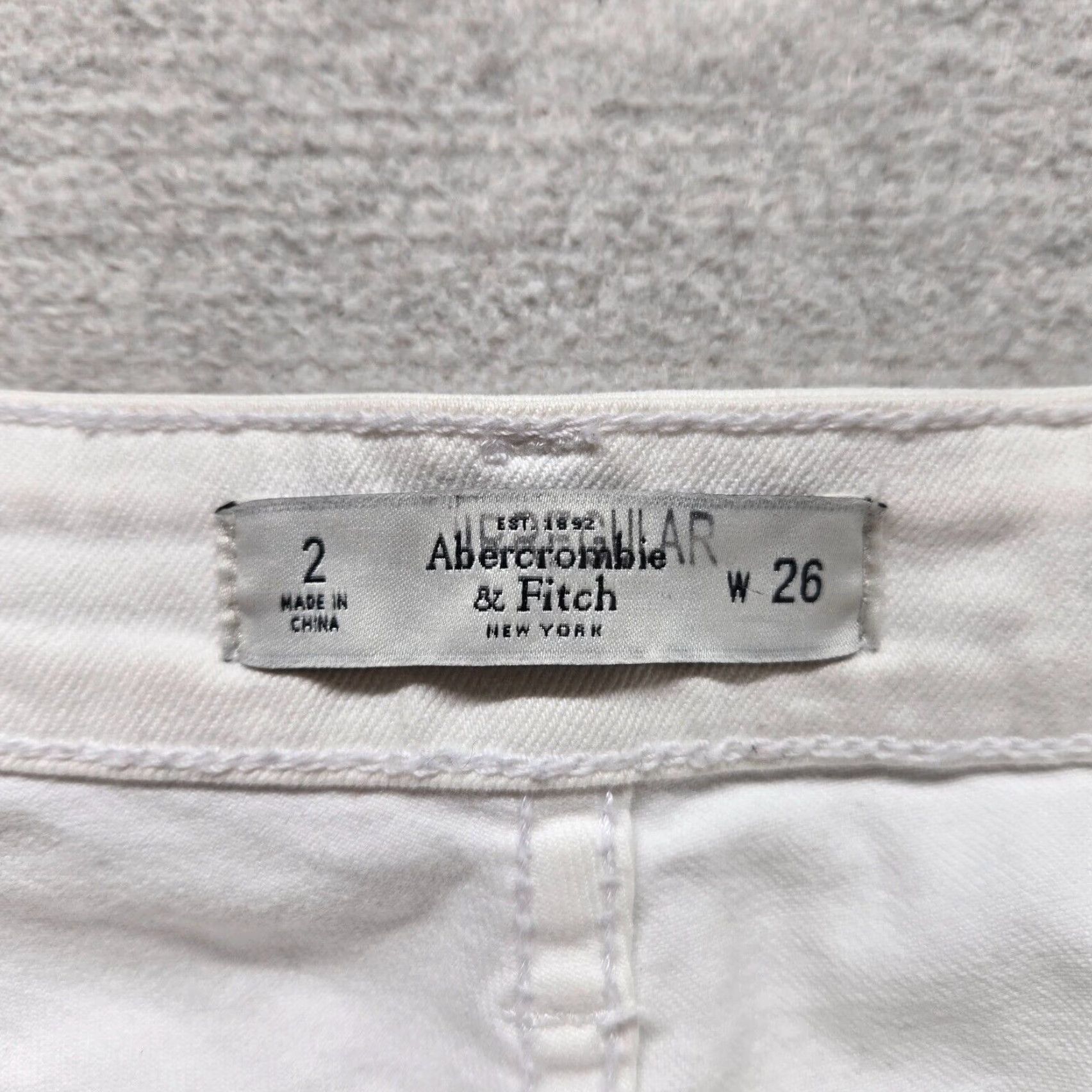 Abercrombie & Fitch Abercrombie & Fitch Solid White Skinny Denim Pants Womens 2 Waist 26 Inseam 30 Button Front Flat Front Ankle 30 Size 26" / US 2 / IT 38 - 3 Thumbnail
