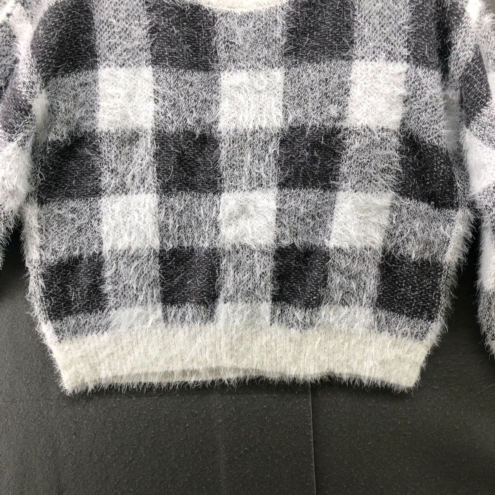 Vintage It's Our Time Women's M Fuzzy Black White Plaid Crewneck Sweater Casual Long Sleeve Stretch Retro Size M / US 6-8 / IT 42-44 - 4 Thumbnail