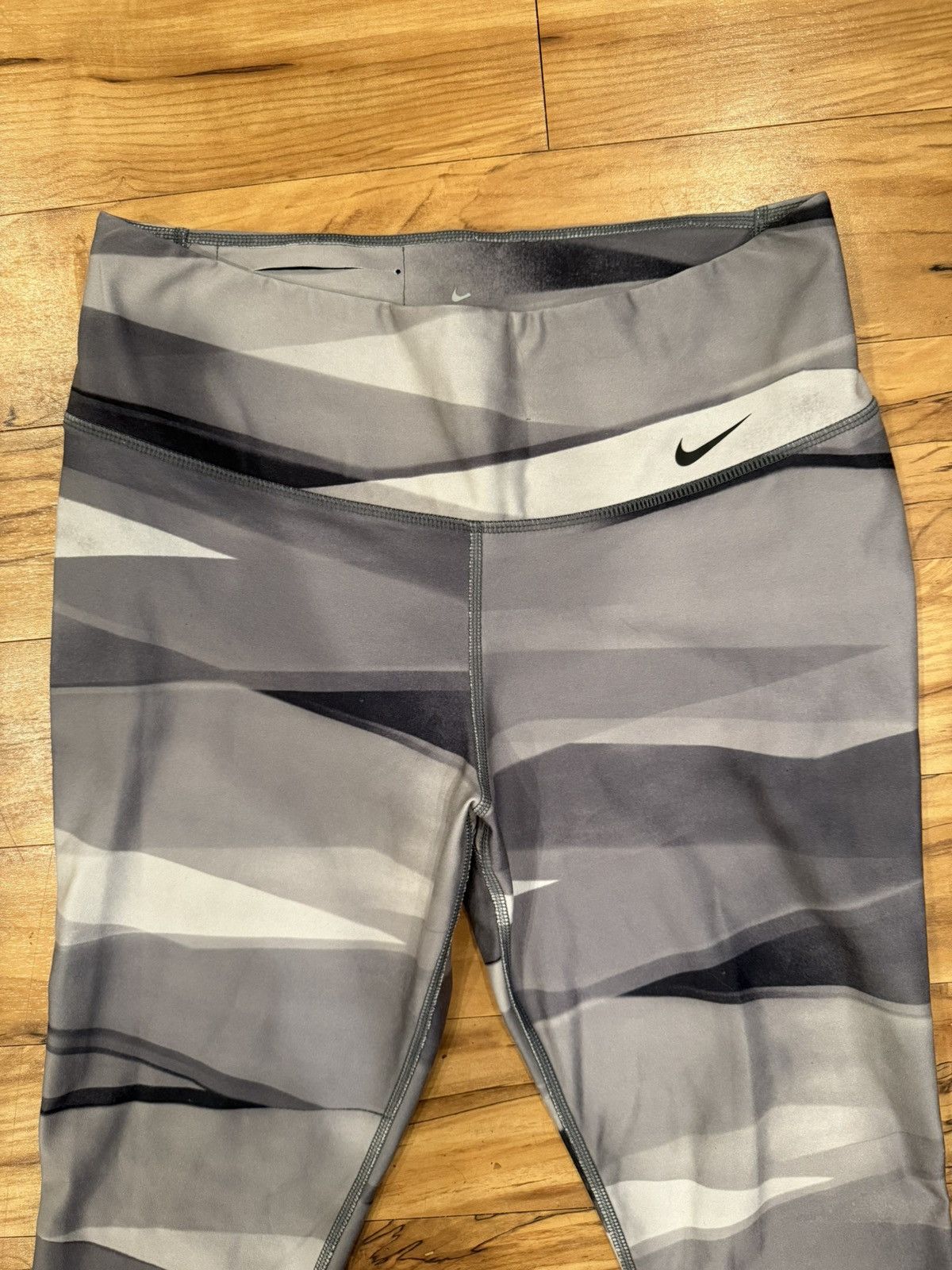 Nike Nike Dri-FIT Legend Camo Printed Leggings Size Medium Size 30" / US 8 / IT 44 - 2 Thumbnail