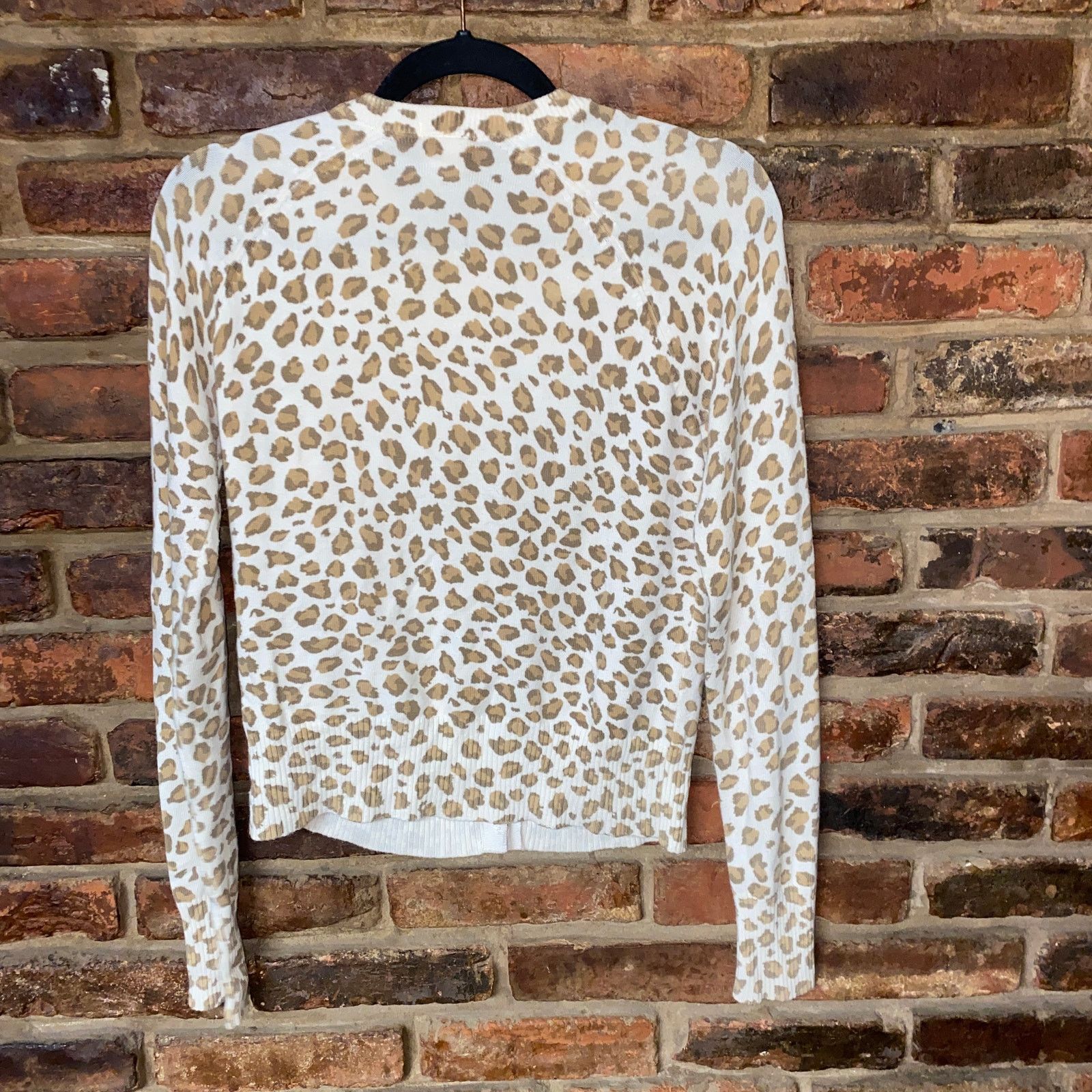Old Navy Old Navy Cream Leopard Button Down Cardigan Sweater Medium Size M / US 6-8 / IT 42-44 - 5 Thumbnail