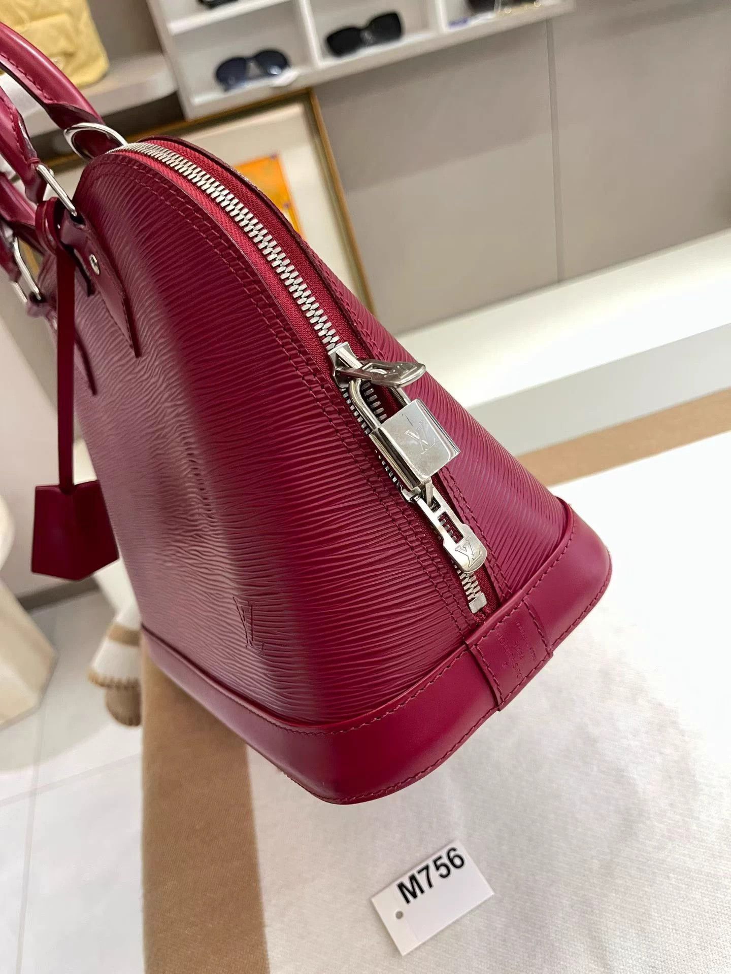 Louis Vuitton LV Water Wave Medium Shell Bag 2012 Mint w/ lock & key Size ONE SIZE - 3 Thumbnail