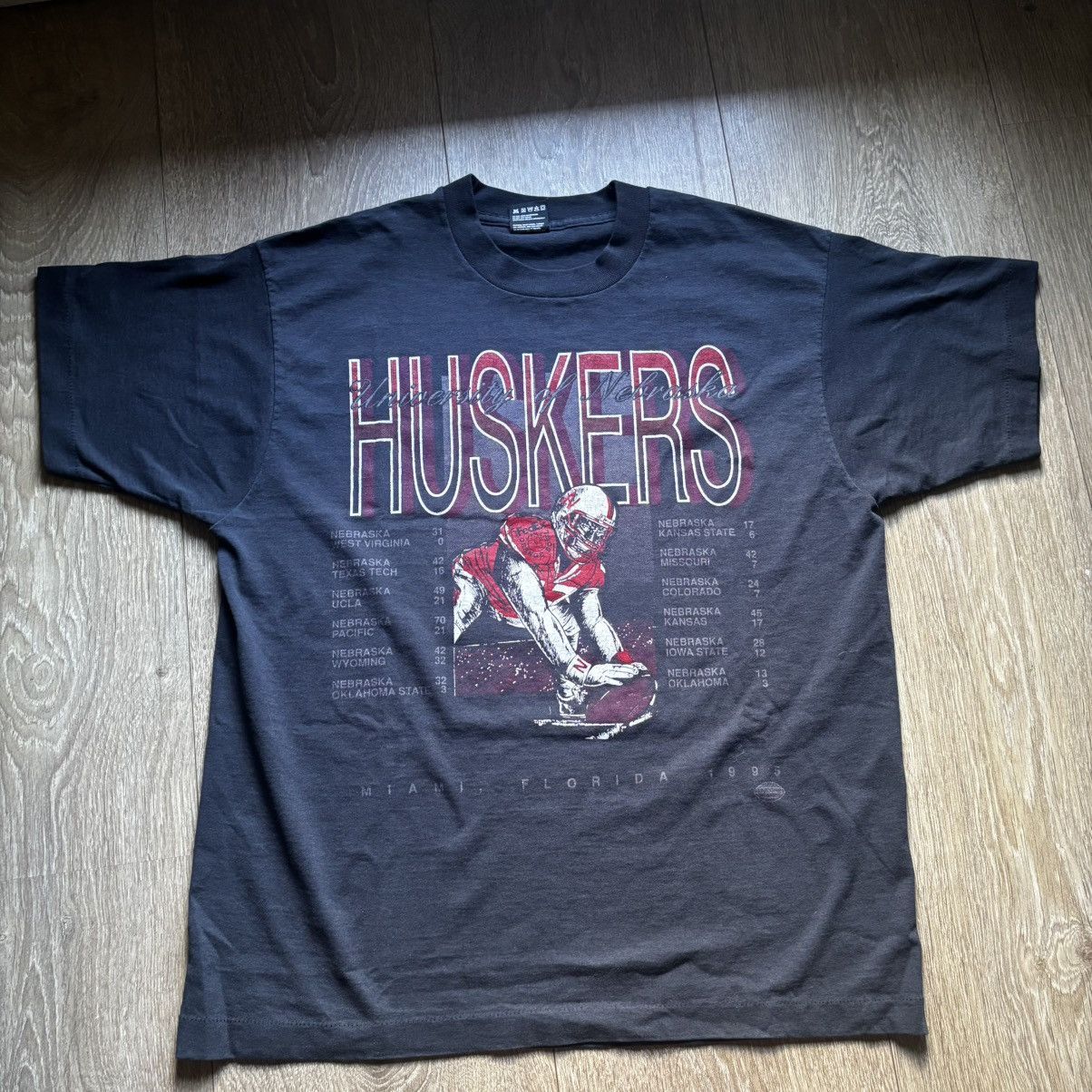 Vintage Vintage 1995 Nebraska Cornhuskers Football Graphic T Shirt Size US L / EU 52-54 / 3 - 1 Thumbnail