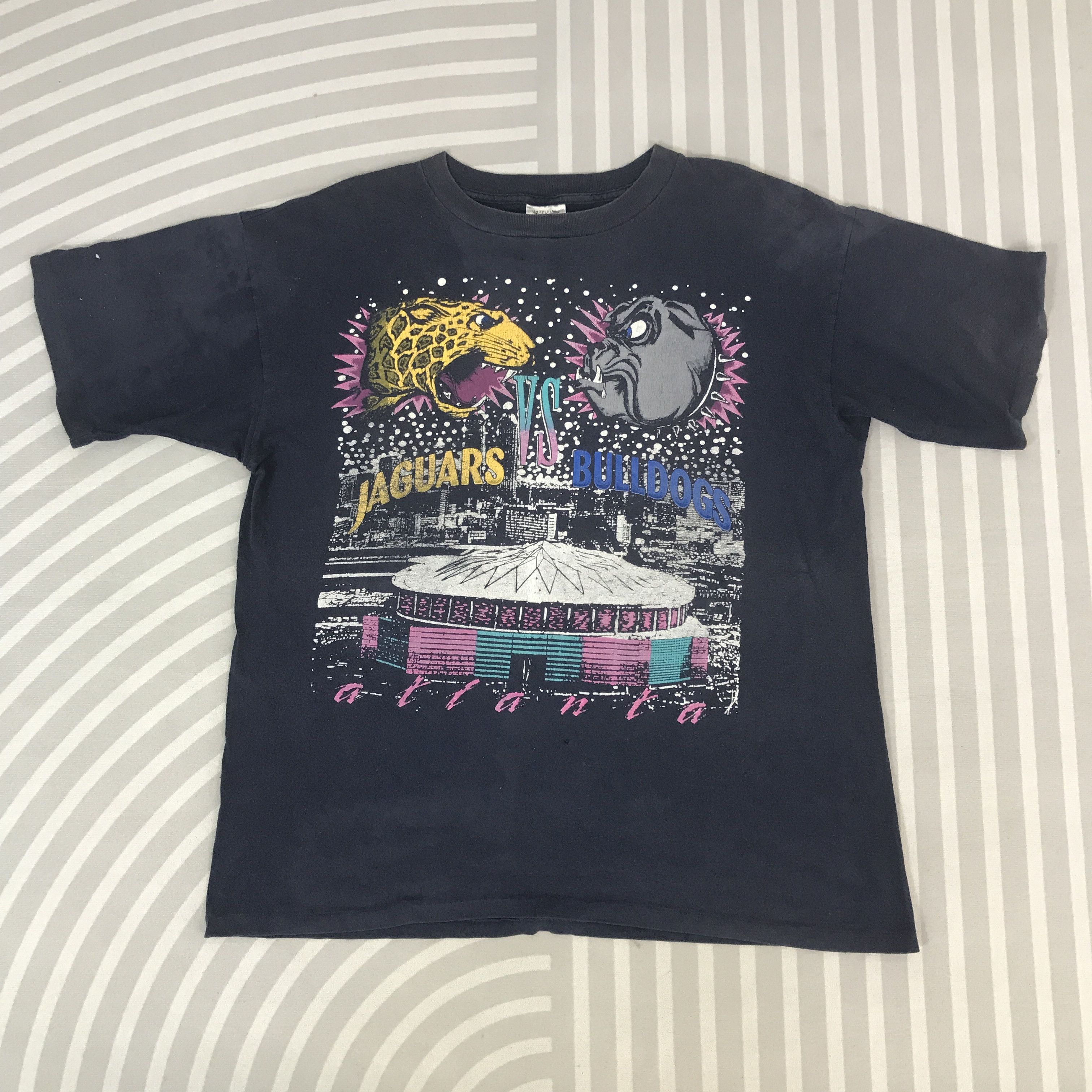 Vintage Vintage Jaguars Vs Bulldogs art design T-Shirt Size US XL / EU 56 / 4 - 1 Thumbnail