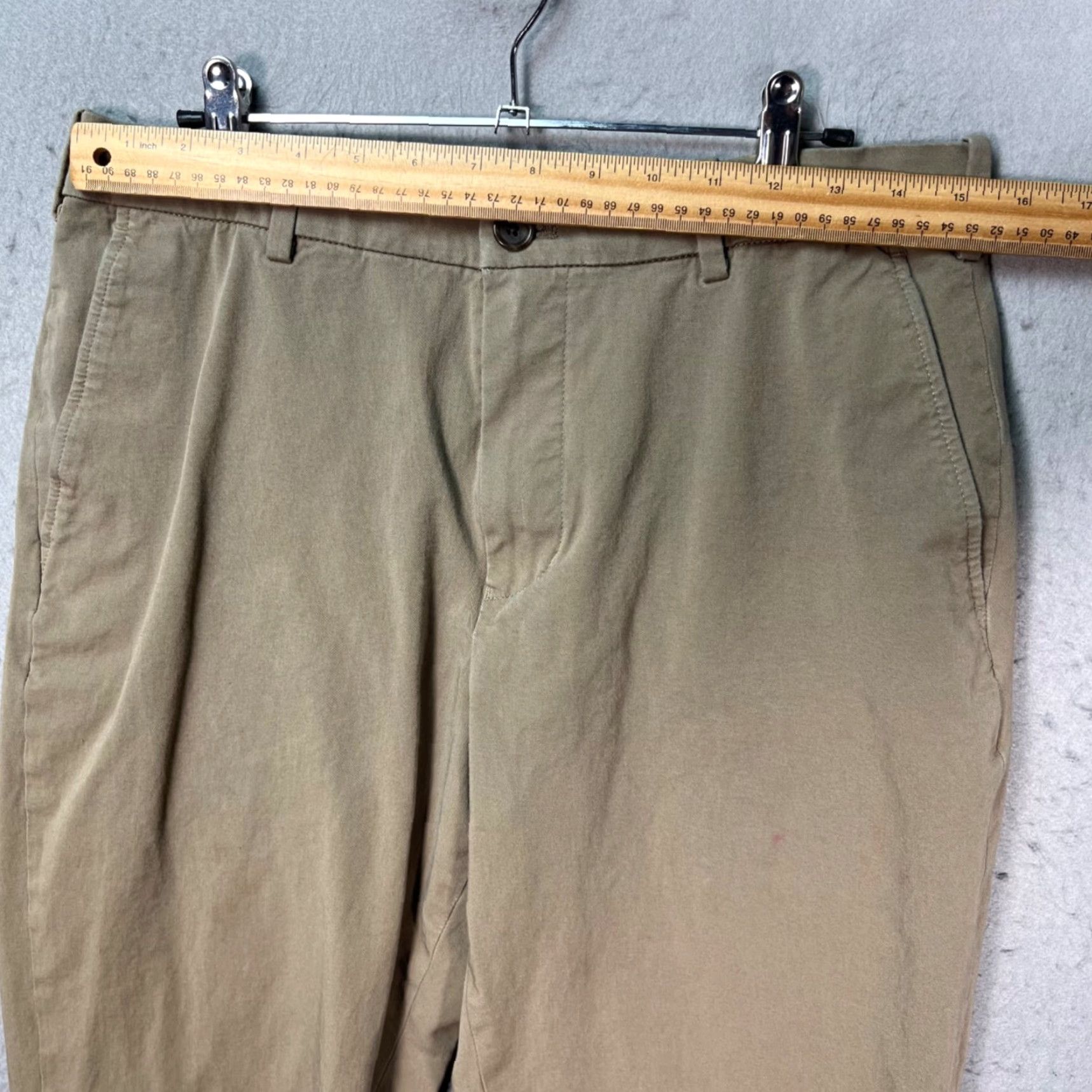 Uniqlo Uniqlo Mens Size Medium 30 - 33 Khaki Straight-Leg Chino Pants Size US 31 - 4 Thumbnail