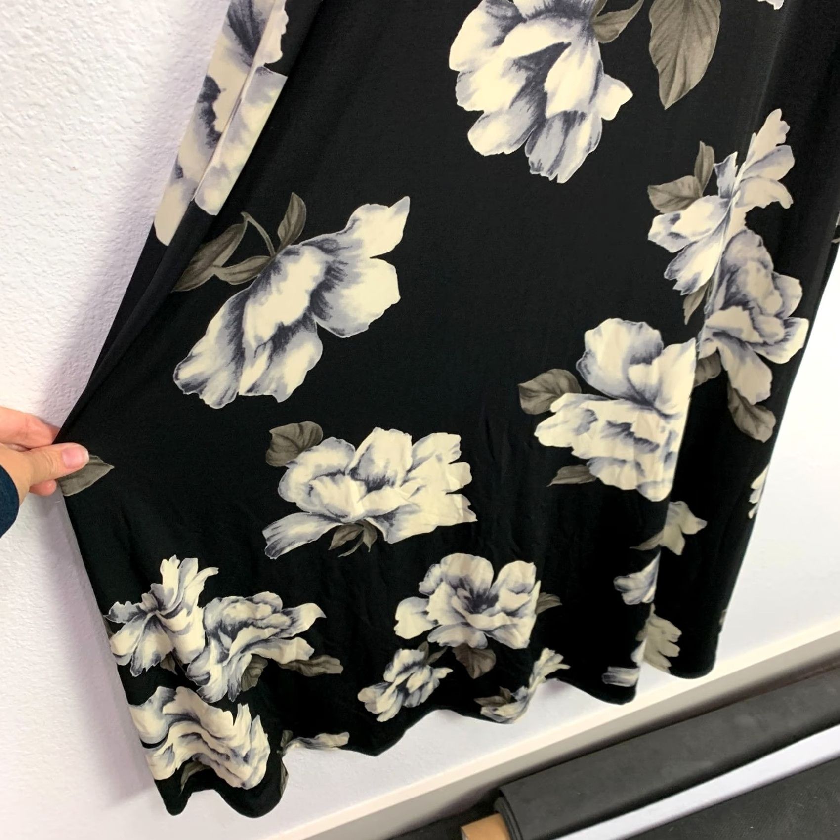 Vintage Le Lis Dress Black Cream V-Neck Sleeveless Long Size Small Floral Pattern Shift Womens Size S / US 4 / IT 40 - 3 Thumbnail
