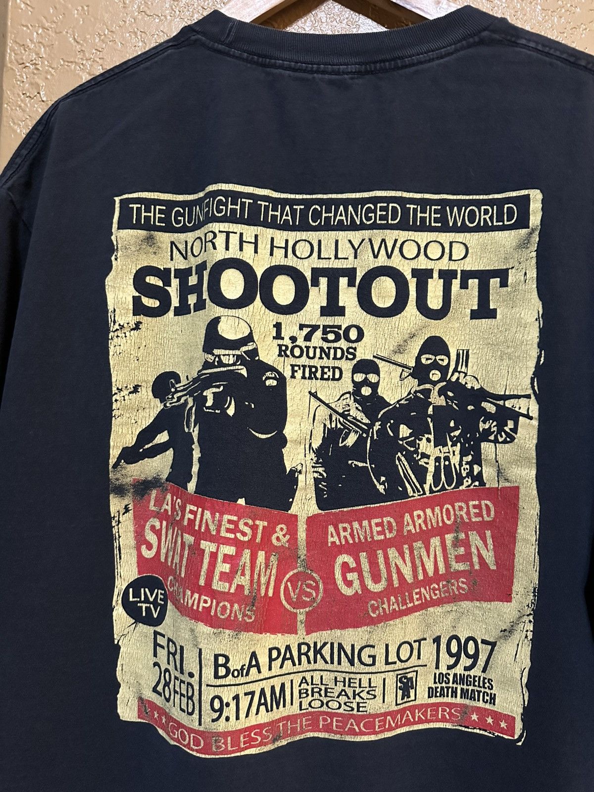 4GSELLER 📌 1997 North Hollywood Shootout bank tee shirt Size US XL / EU 56 / 4 - 2 Thumbnail