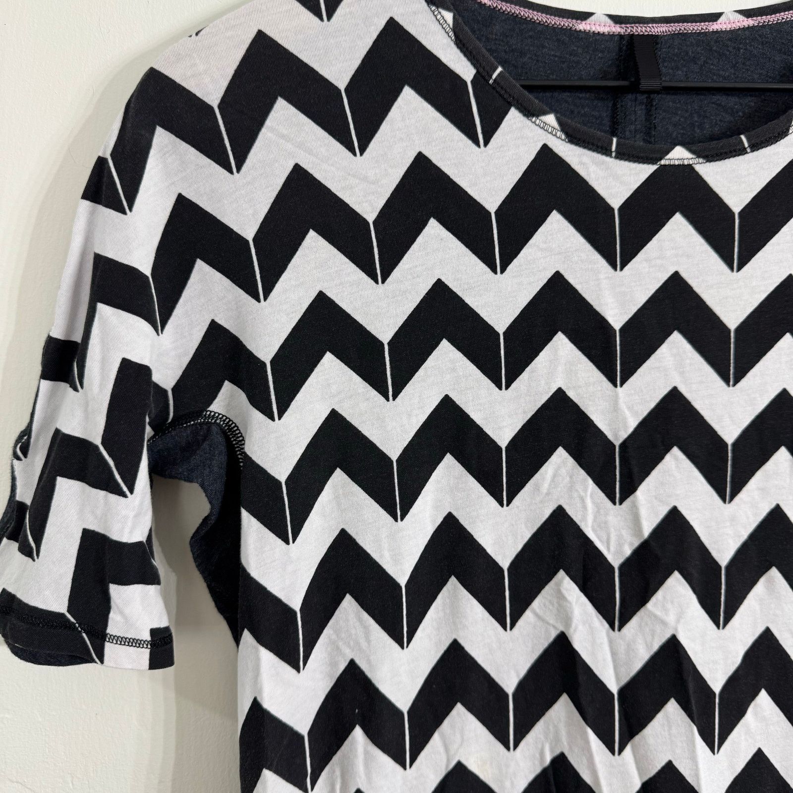 Lululemon Lululemon Devotion Short Sleeve Tee Arrow Chevron White Blac Size S / US 4 / IT 40 - 3 Thumbnail