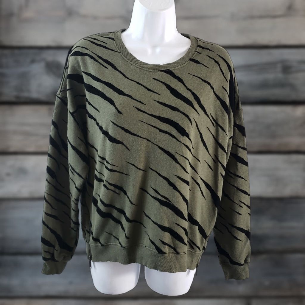 Rails Rails Womens Marlo Flocked Sweatshirt Sz Medium Green Tiger Print Cotton Blend Shirt Pullover Womens Size M Tiger Pattern Vintage No Size M / US 6-8 / IT 42-44 - 1 Thumbnail