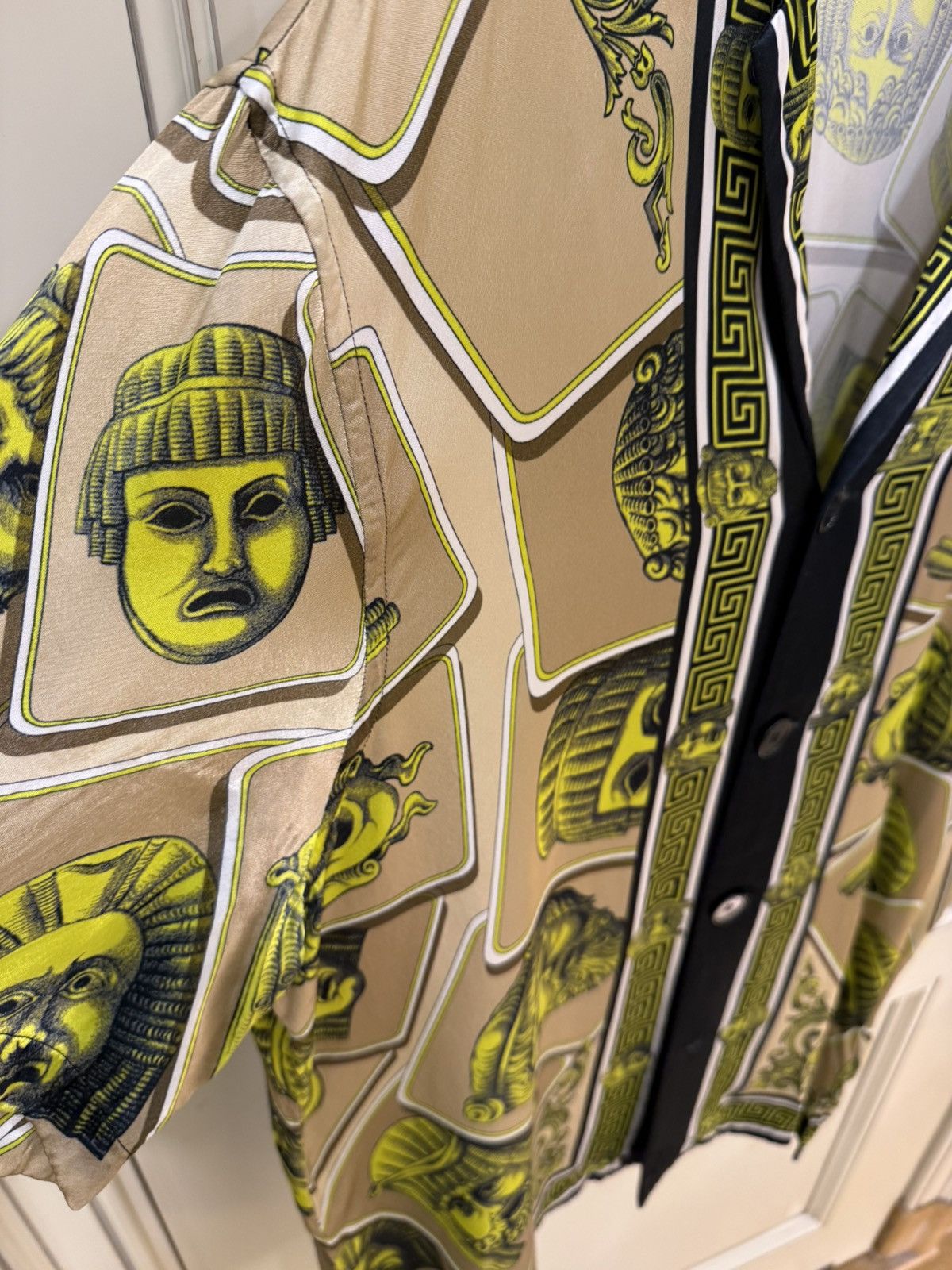 Versace Le Maschere print Shirt size46 Size US S / EU 44-46 / 1 - 10 Thumbnail