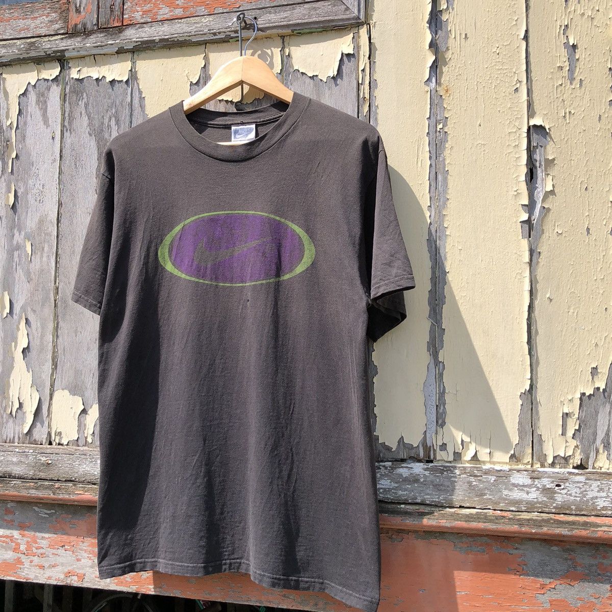 Vintage Vintage 90s Faded NIKE Big Logo Tshirt Size US M / EU 48-50 / 2 - 2 Thumbnail