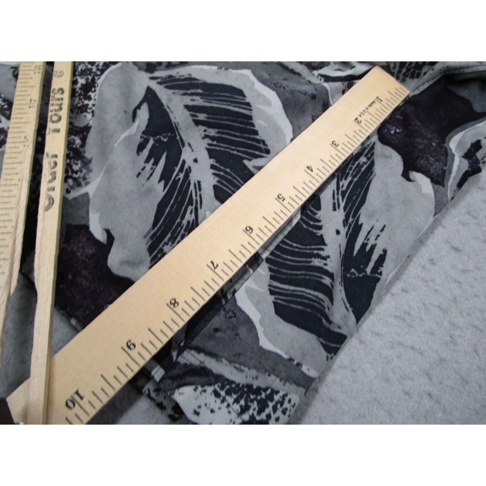 Lululemon Lululemon Men Small Gray Floral License To Train 9" Lined Performance Shorts with Drawstring Size US 29 - 2 Thumbnail