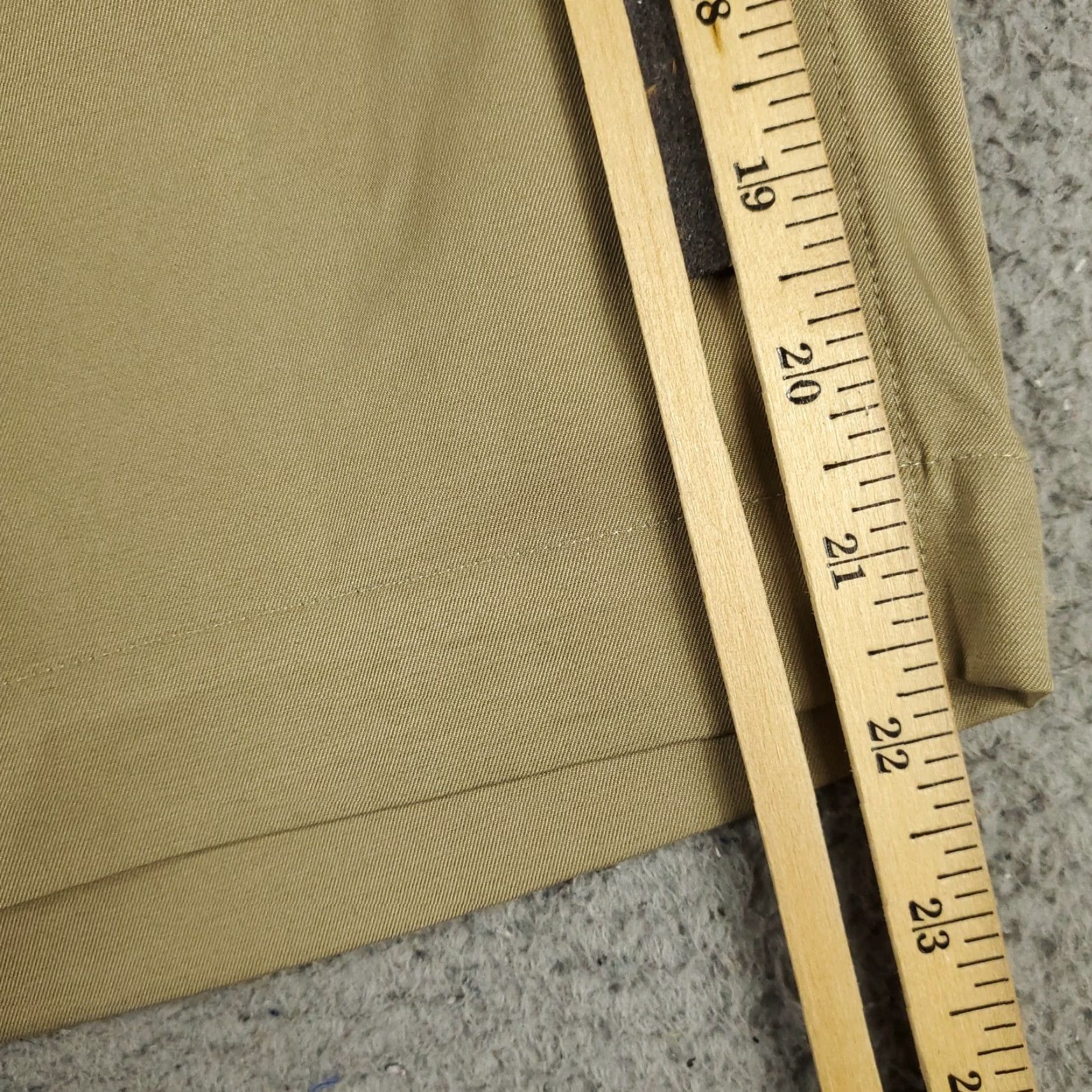 Nike Nike Shorts Mens 35 Beige Dri Fit Chino Flat Front Casual Sports Logo 90s? (No N/A) Size US 35 - 5 Thumbnail
