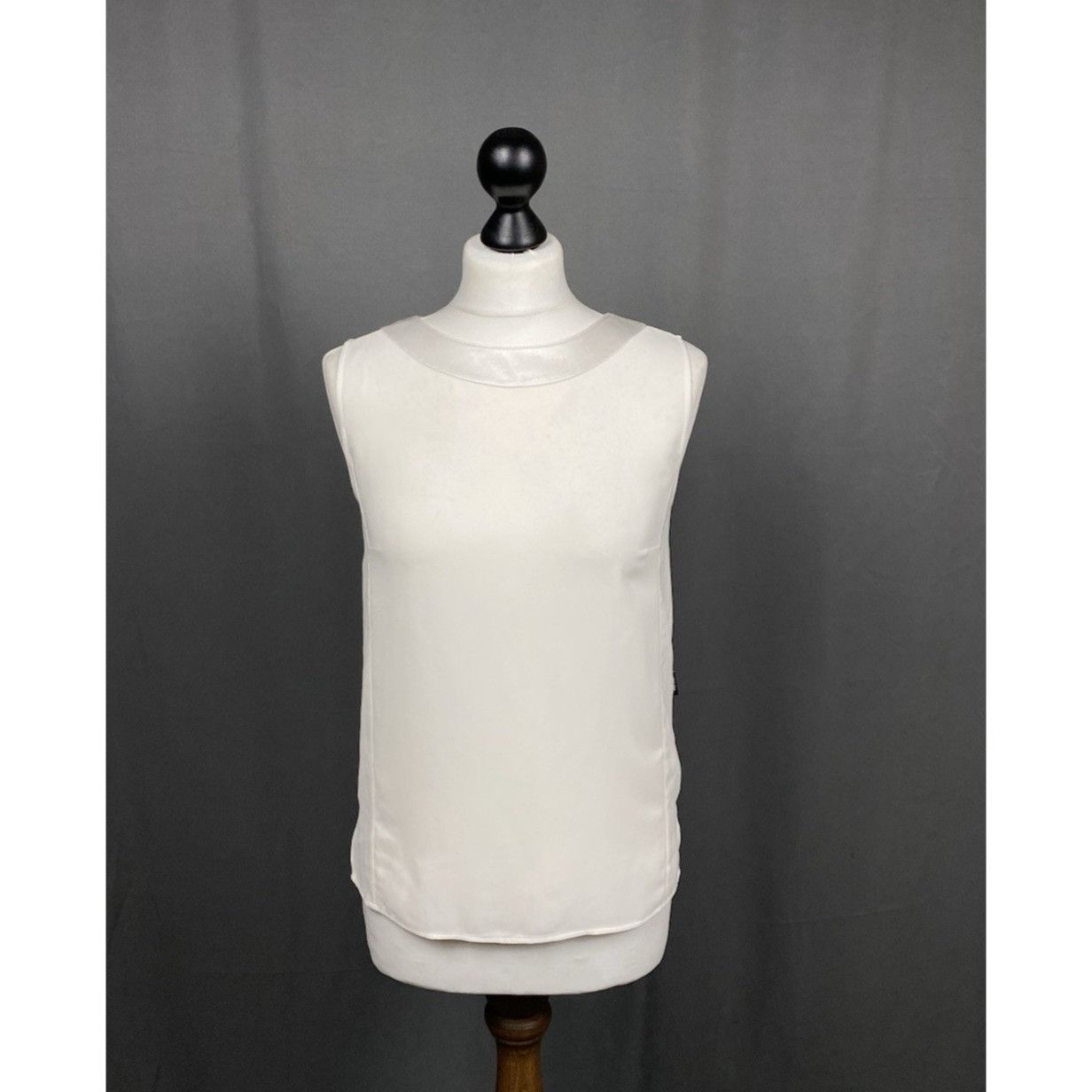 Chanel Chanel Women's White Ivory Sleveless Vest Tunic Tank Size 3 Size XXS / US 00 / IT 34 - 1 Thumbnail