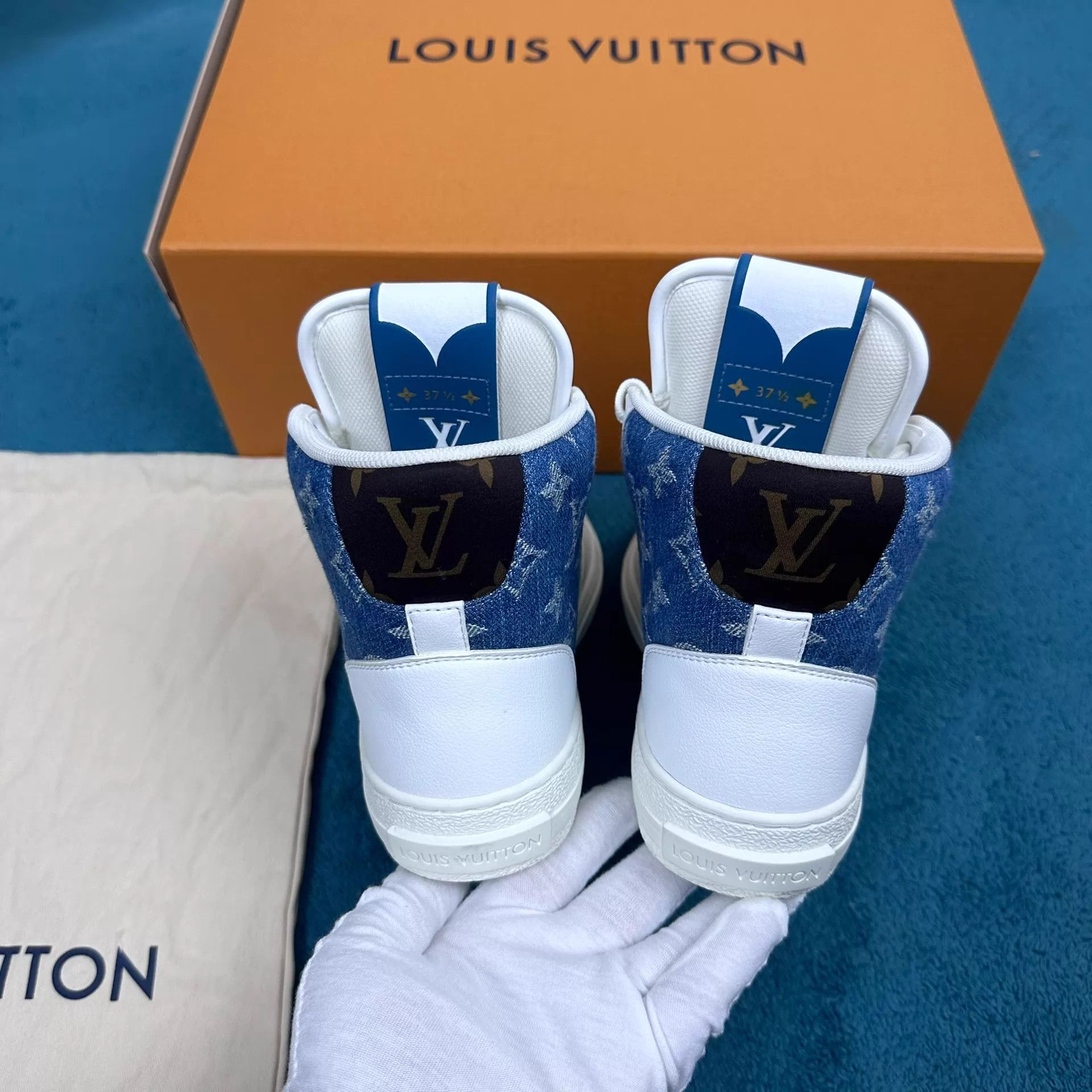 Louis Vuitton LV Charlie high-top sneaker white and blue 37.5 Size US 7.5 / IT 37.5 - 4 Thumbnail