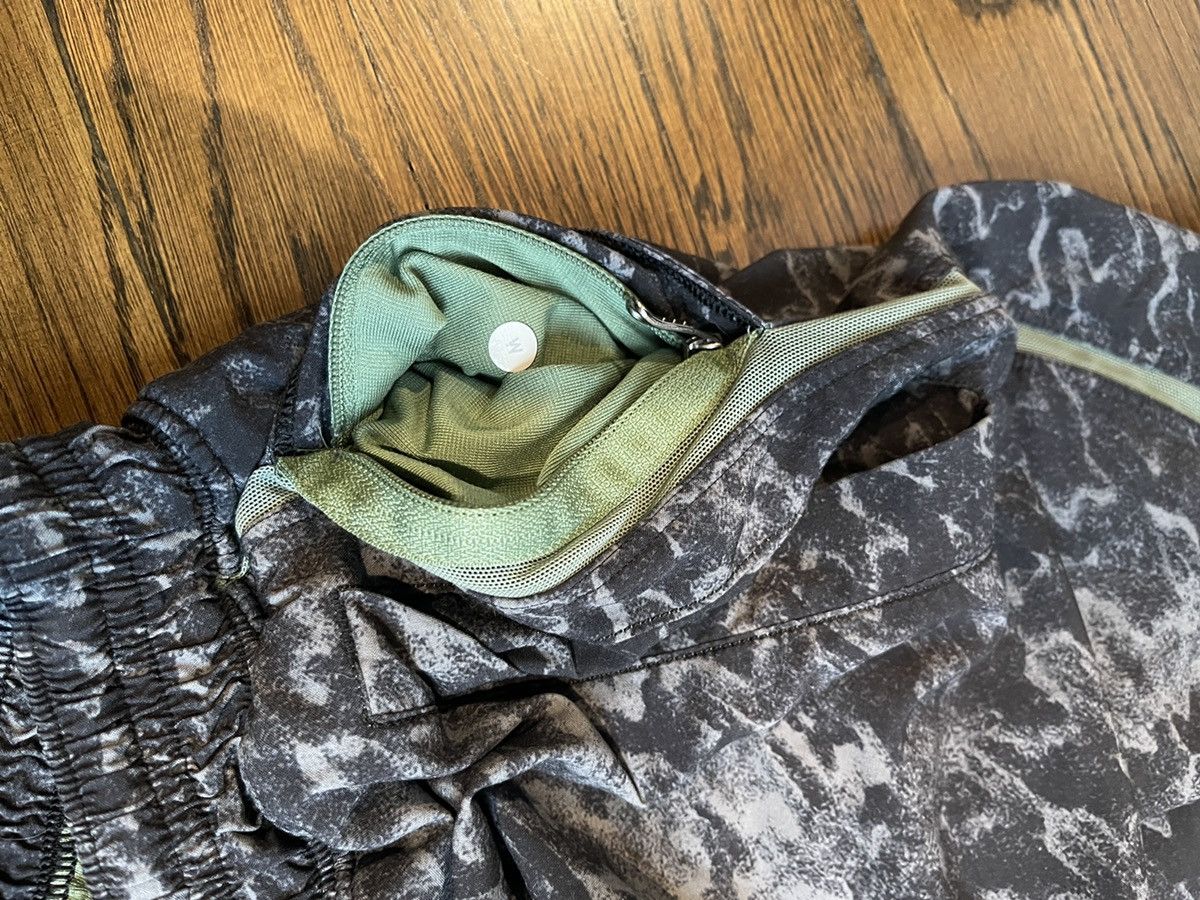 Lululemon Lululemon lined camo print shorts size medium Size US 32 / EU 48 - 7 Thumbnail