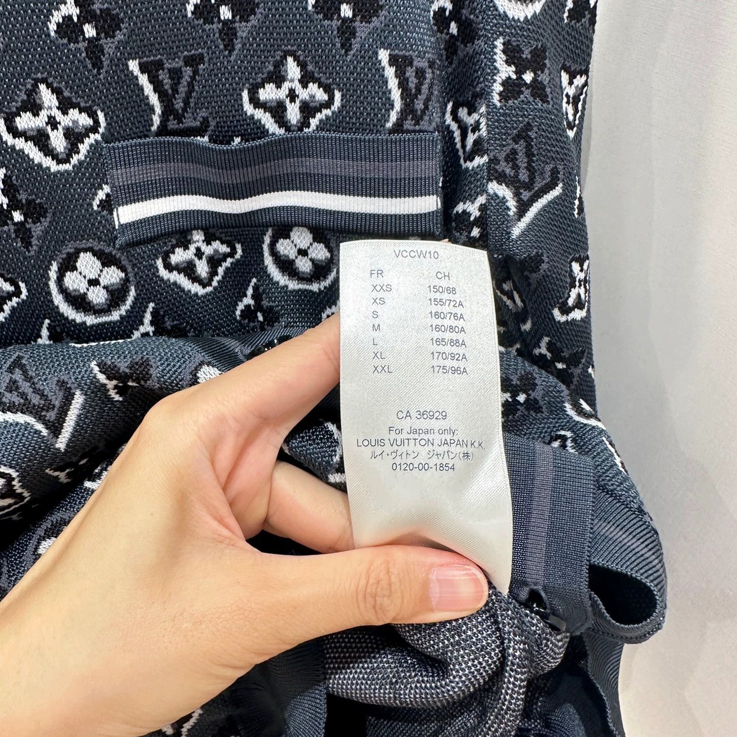 Louis Vuitton LV Monogram colorblock sweater M mar348 Size M / US 6-8 / IT 42-44 - 4 Thumbnail