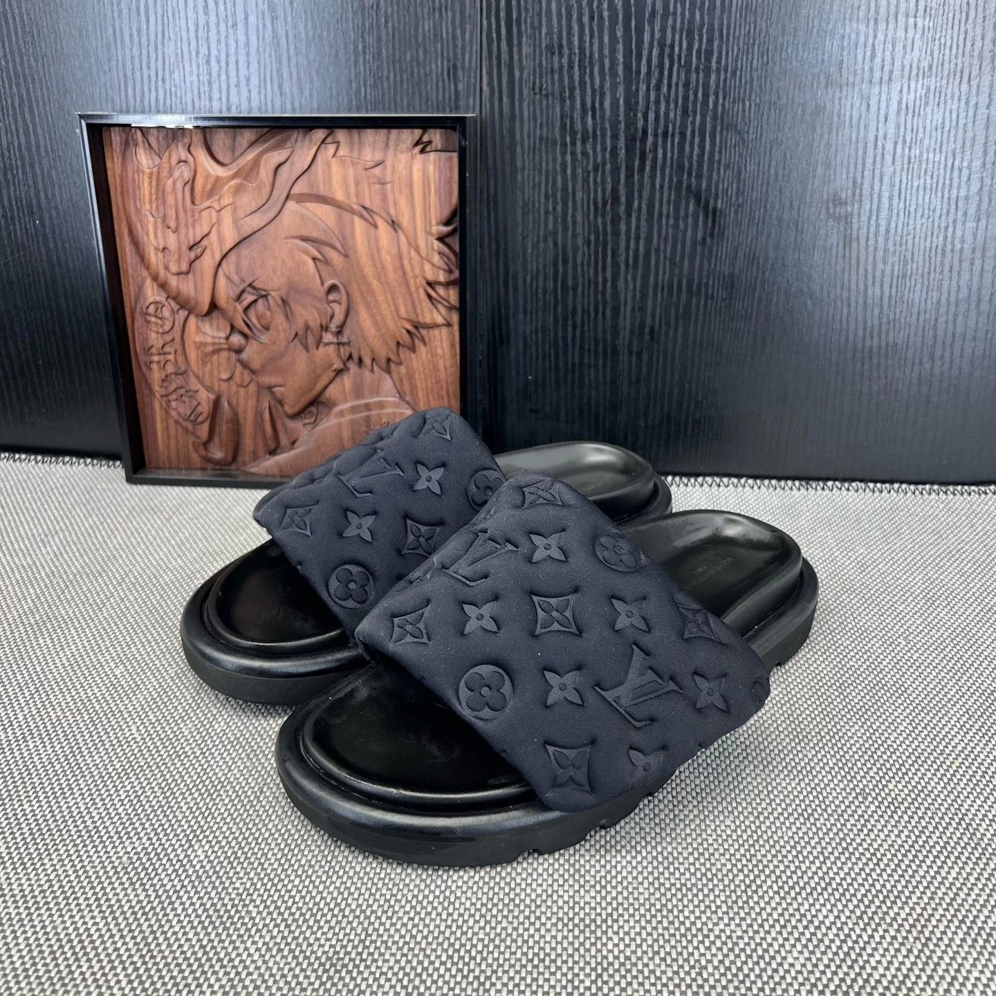 Louis Vuitton LV Pool Pillow Comfort Embossed Slippers 38 Like New Size US 7 / IT 37 - 1 Thumbnail