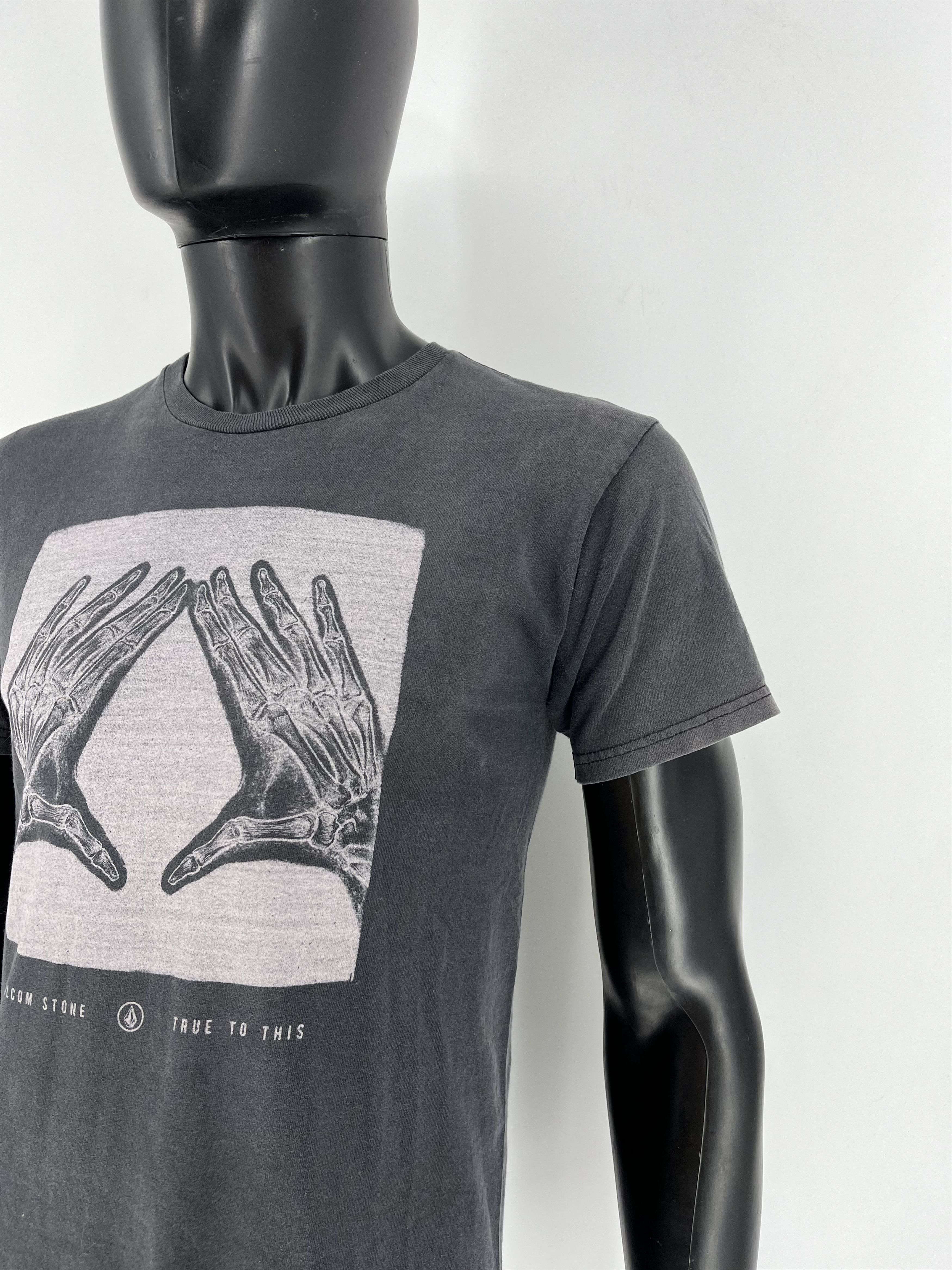 Vintage × Volcom Vintage Y2K Volcom Stone Skateboard Pin Logo Design Tshirt Size US S / EU 44-46 / 1 - 8 Thumbnail