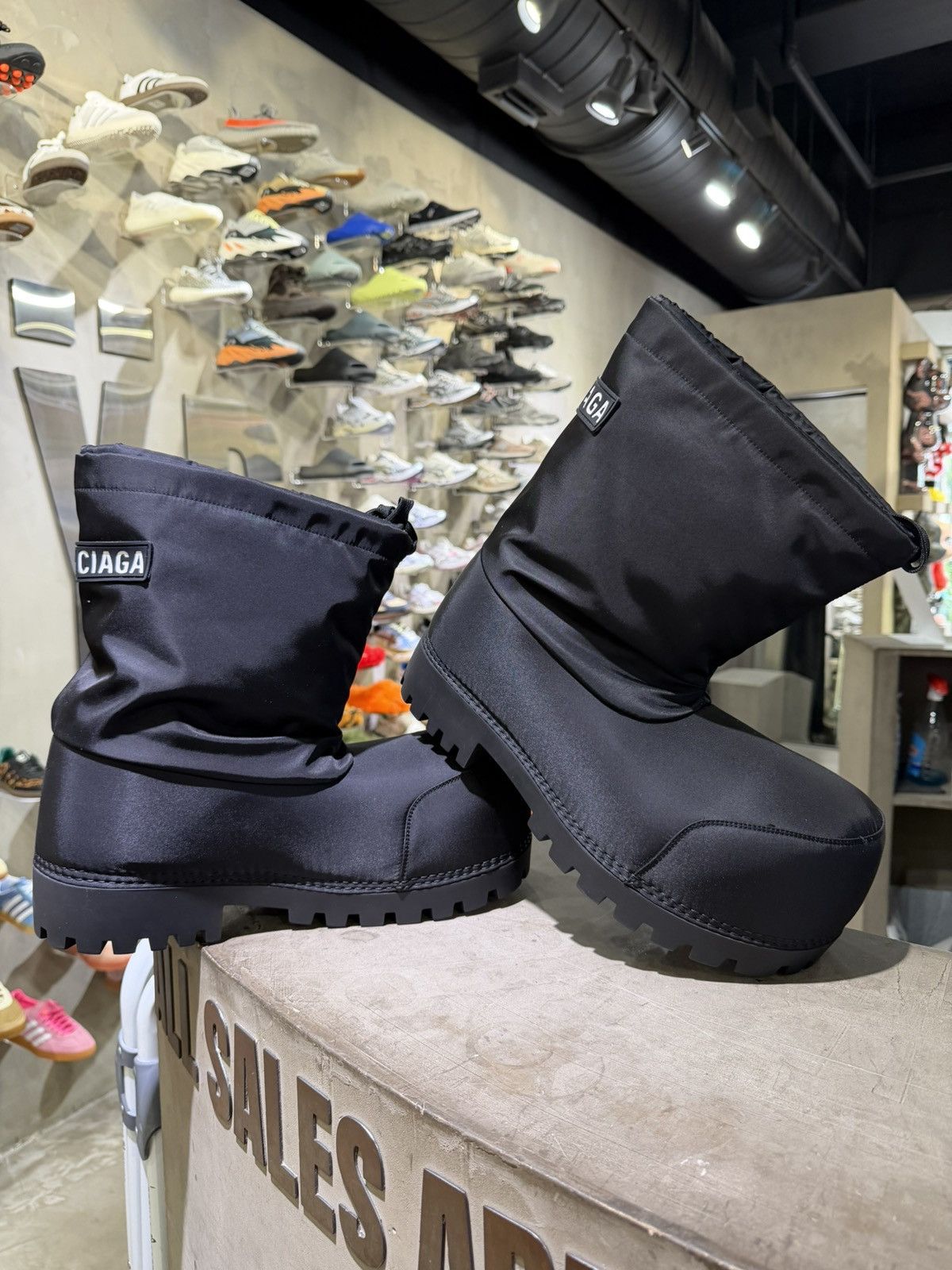 Balenciaga Balenciaga Alaska Low Boot Black Size US 10 / EU 43 - 1 Thumbnail